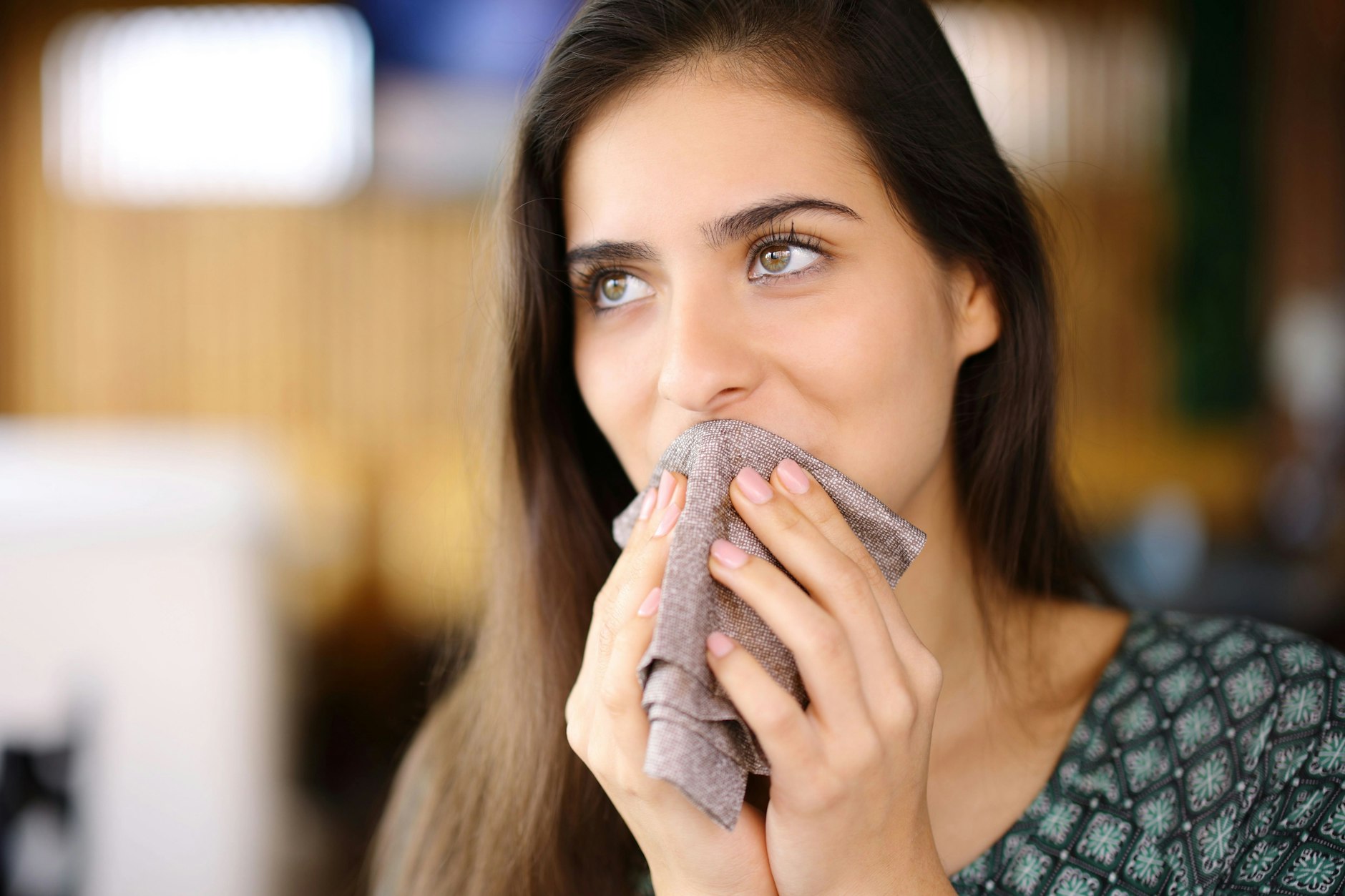 Jeder hat sich schon einmal mit einer Serviette den Mund abgewischt. Aber sprechen Sie das Wort Serviette richtig aus?
