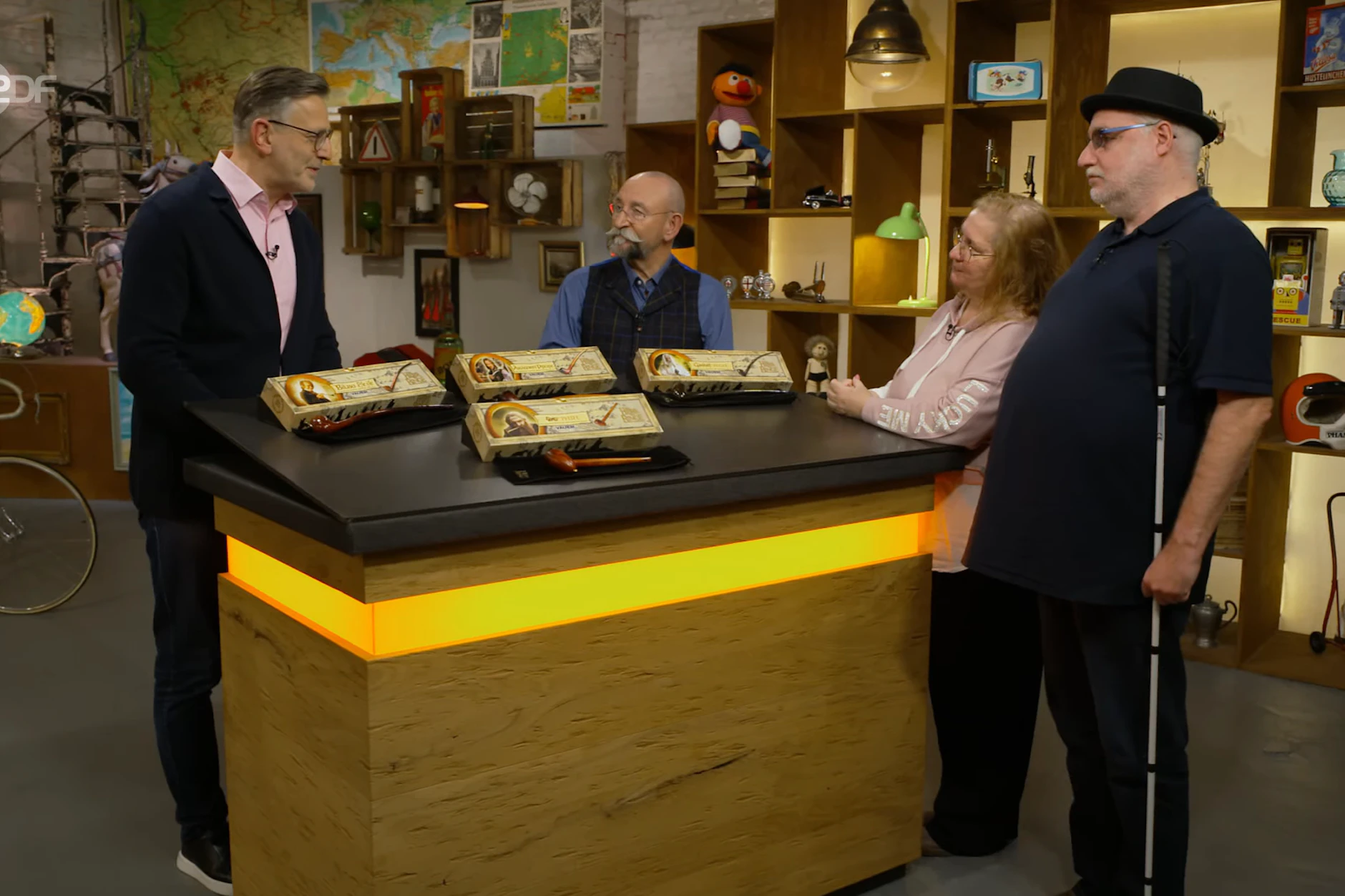 Bei „Bares für Rares“ kommen immer wieder ganz besondere Stücke unter den Hammer. Dieses Mal sind es mehrere Pfeifen aus „Herr der Ringe“. Hier: Doris und Ulrich Weyers, Detlev Kümmel und Horst Lichter bei der Expertise