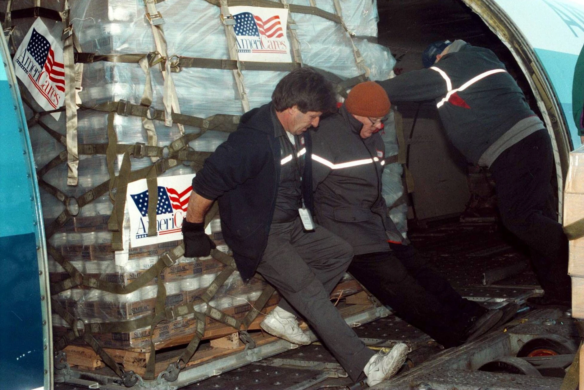 Im Jahr 1994 wird auf dem Flughafen JFK in New York ein Flugzeug mit Hilfsgütern für Sarajevo beladen.