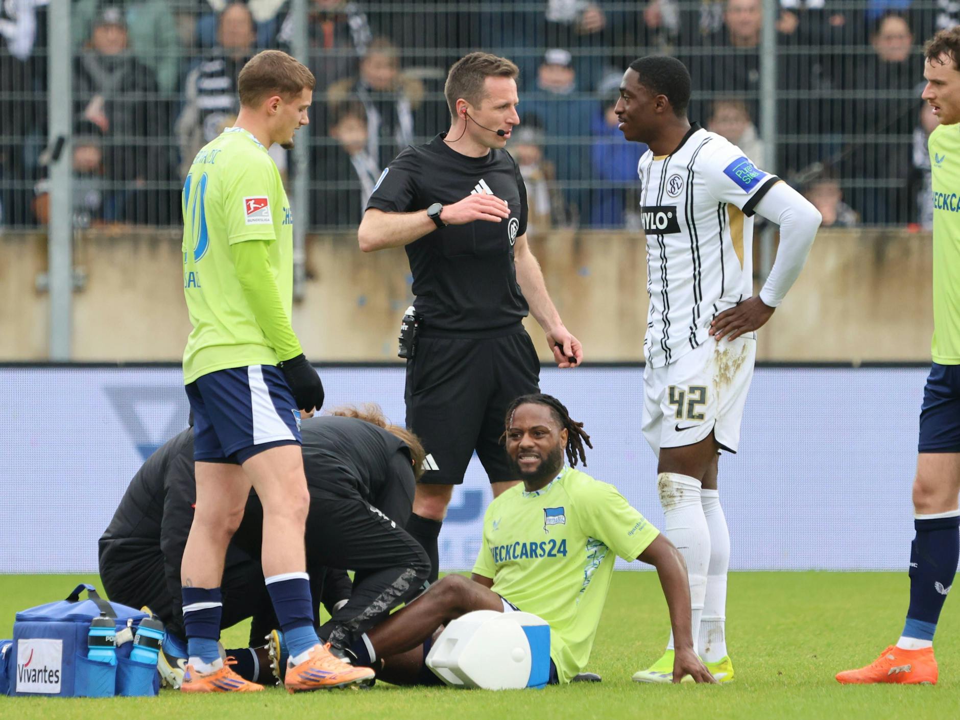 Am 7. Februar verdrehte sich Deyo Zeefuik sein Knie bei Herthas 3:0-Sieg in Elversberg.