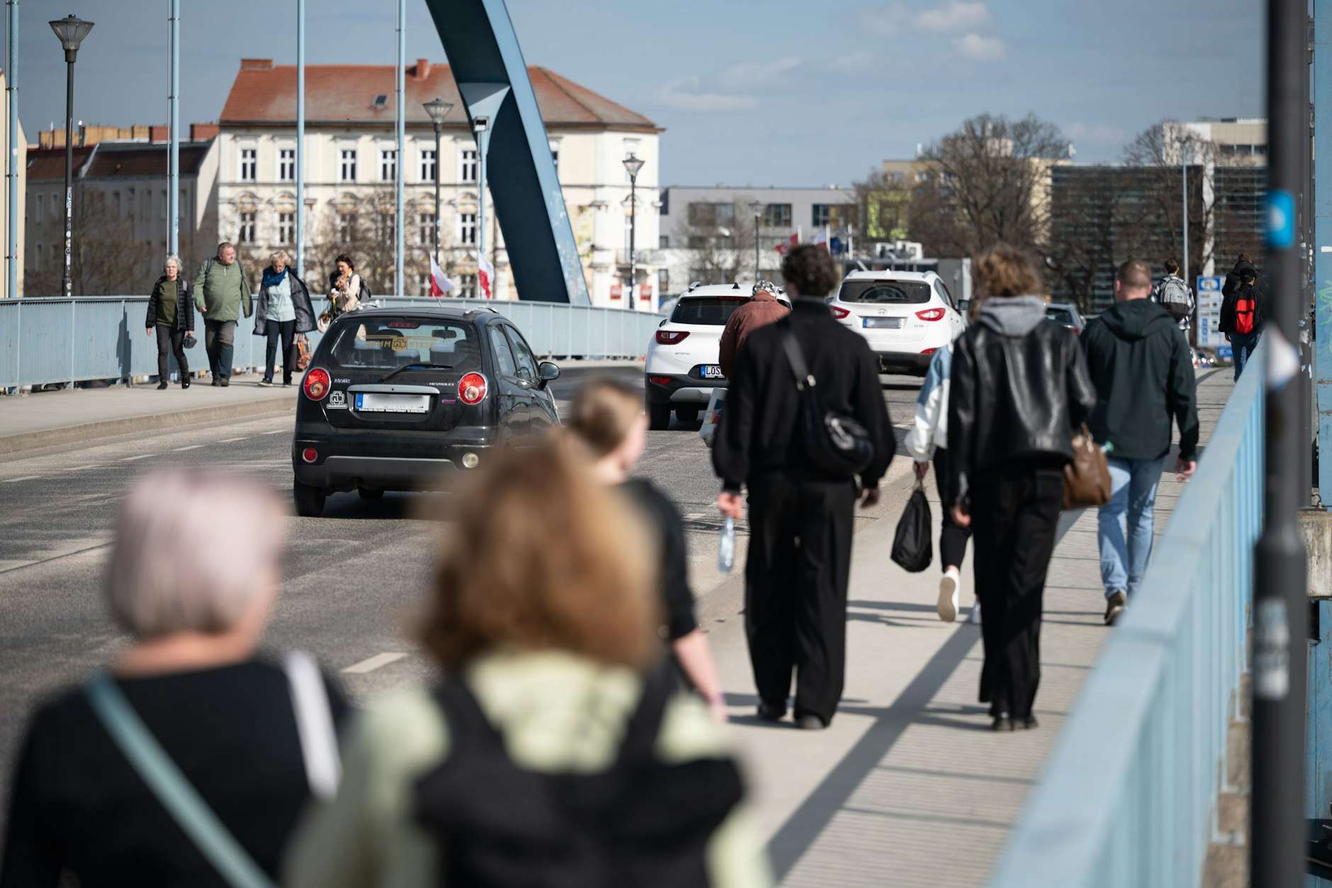 Auf der Oderbrücke in Frankfurt (Oder) herrscht reger Betrieb. Auch Fußgänger besuchen das andere Land jenseits der Oder.