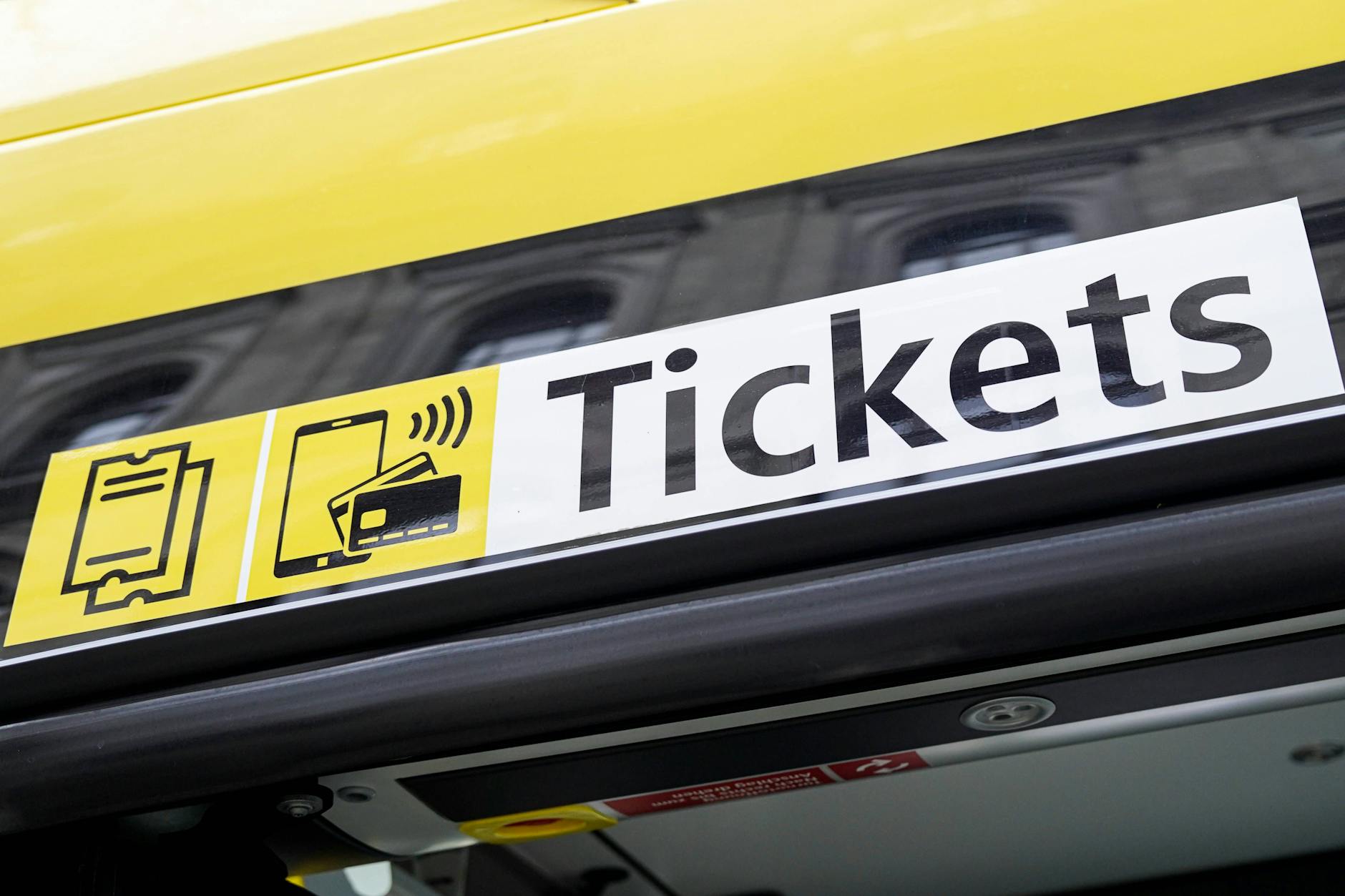 Bargeld statt Karten-Irrsinn: „Frechheit, wie BVG-Fahrgäste ausgegrenzt werden!“