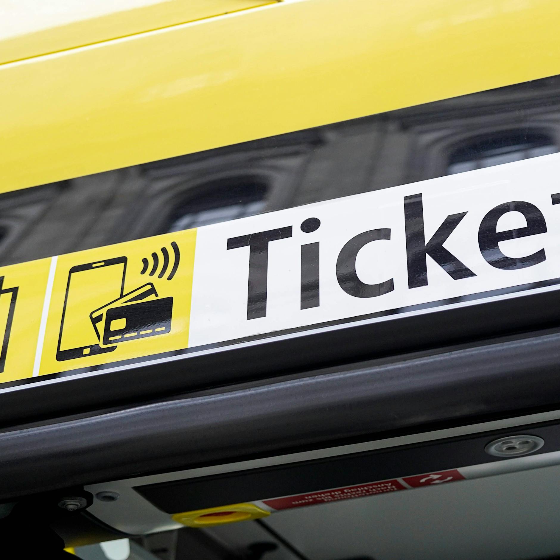 Bargeld statt Karten-Irrsinn: „Frechheit, wie BVG-Fahrgäste ausgegrenzt werden!“