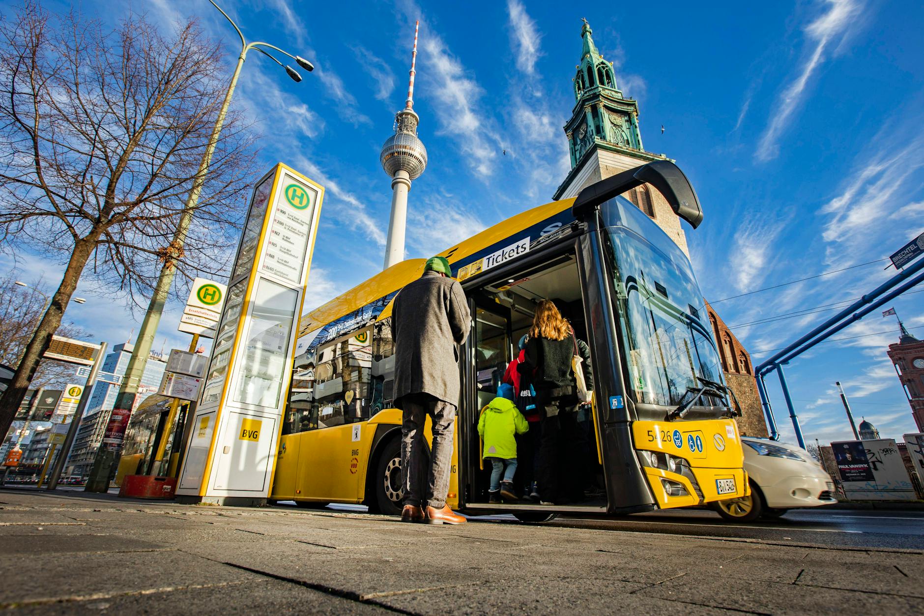 Menschen steigen in einen Bus der BVG ein.