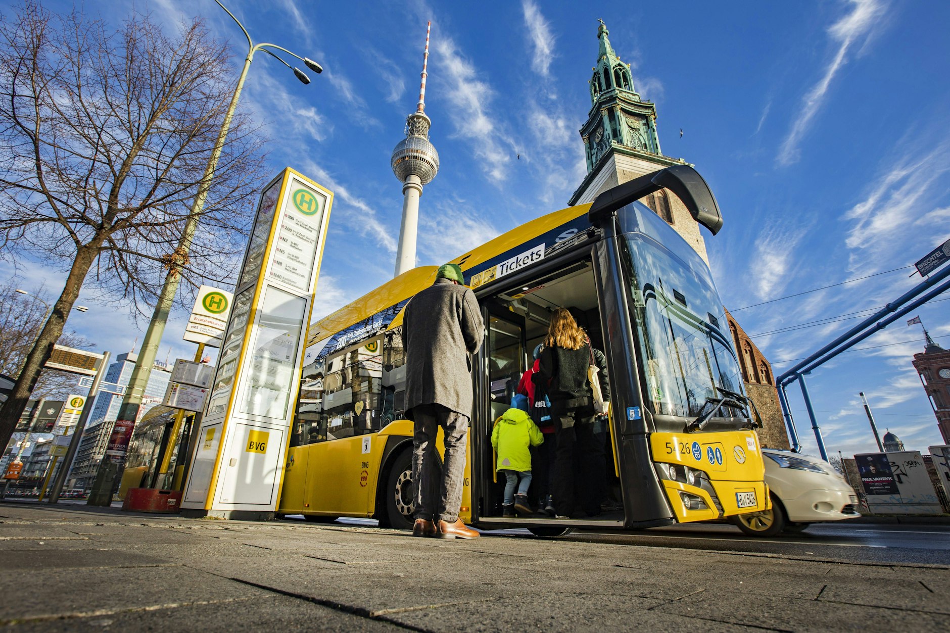 Menschen steigen in einen Bus der BVG ein.