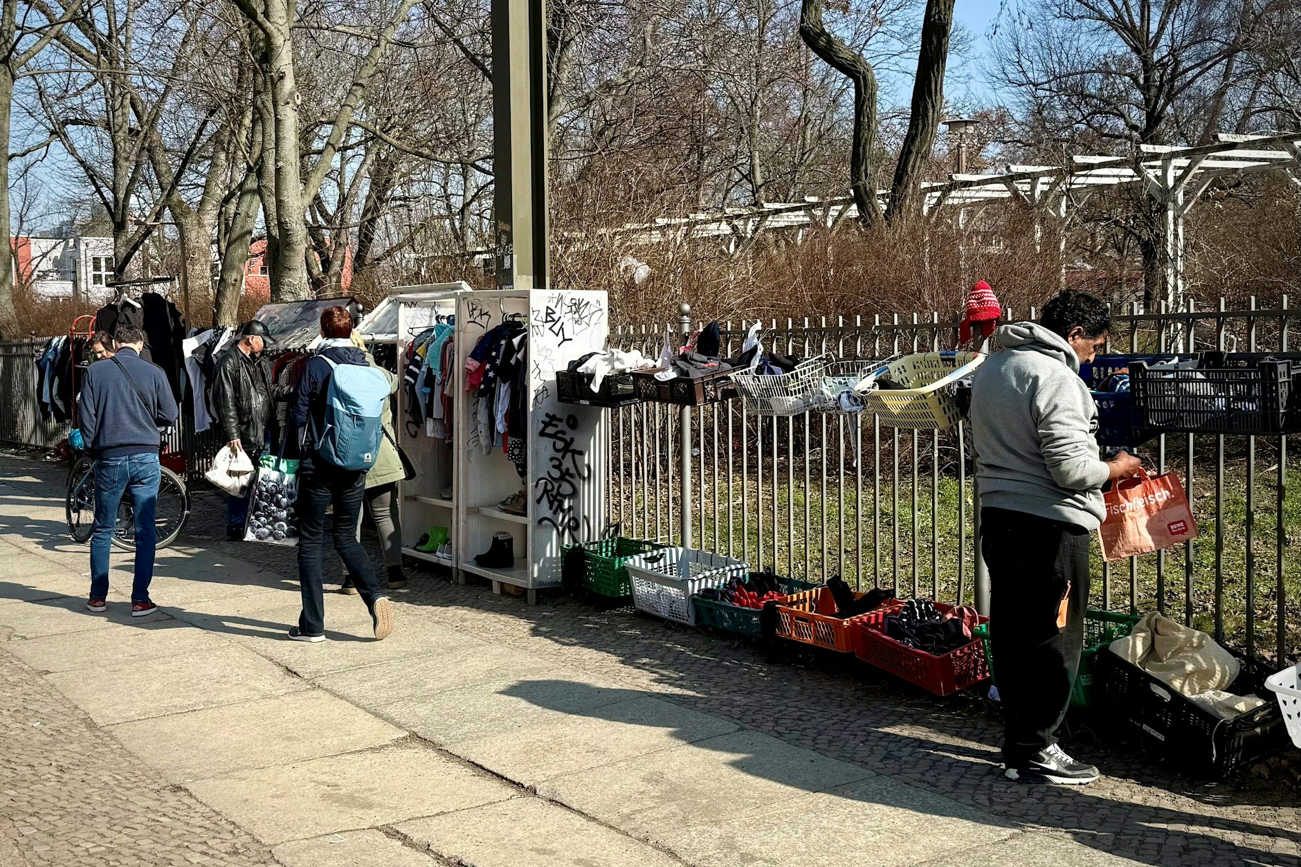 An diesem Spendenzaun ist alles perfekt organisiert mit Körben, Bügeln und Schränken.