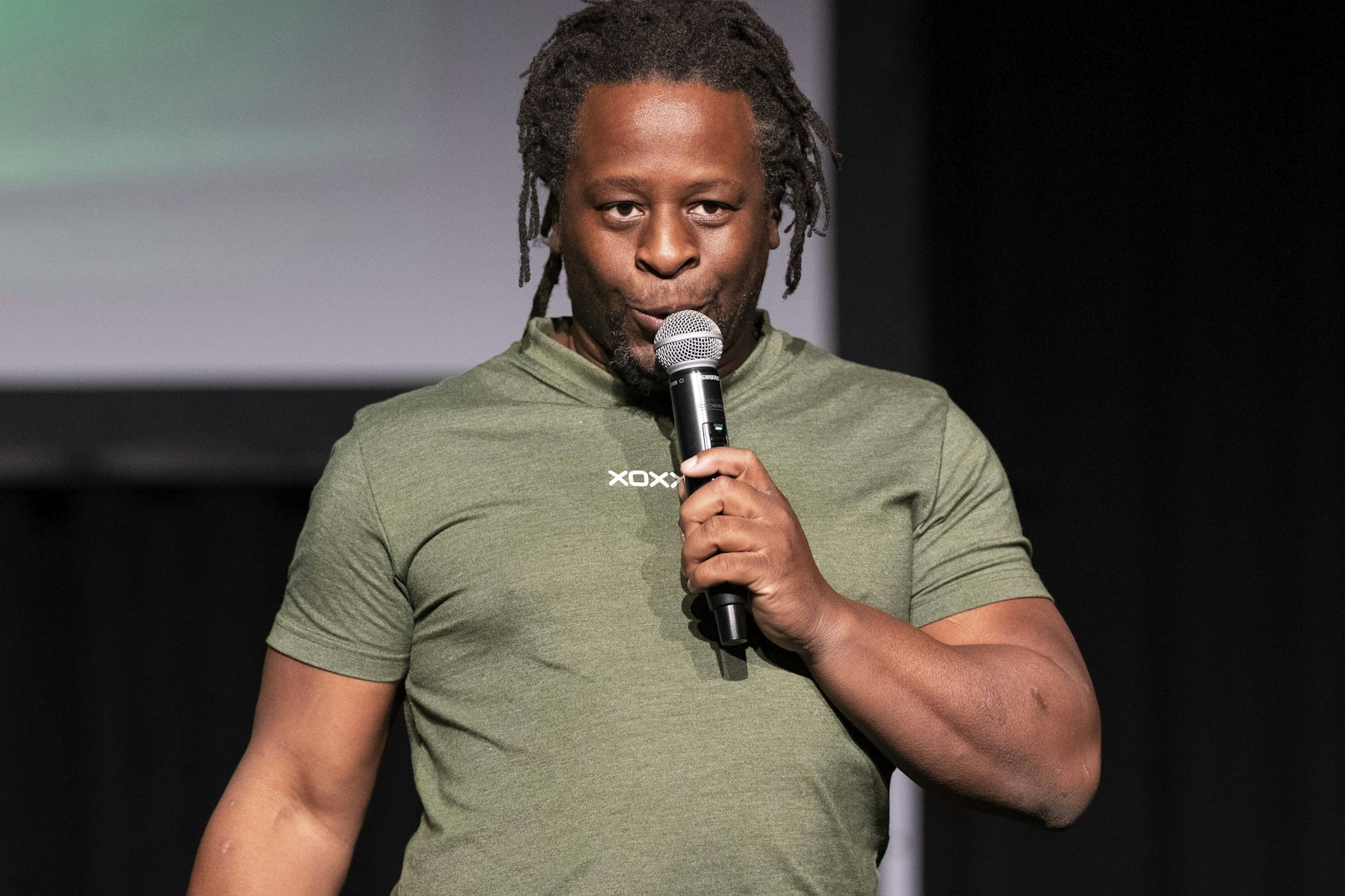 Mola Adebisi hat einen heftigen Shitstorm am Hals.