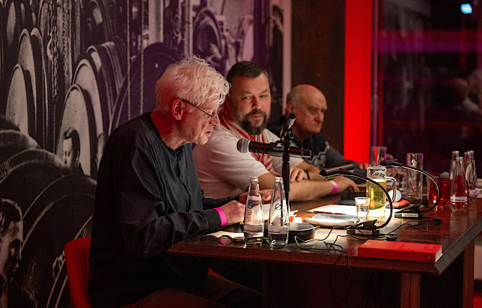 Buchpremiere im Stadion An der Alten Försterei: (v. l.) Autor Torsten Schulz, Moderator Christian Arbeit und Zeitzeuge Detlef Schwarz.