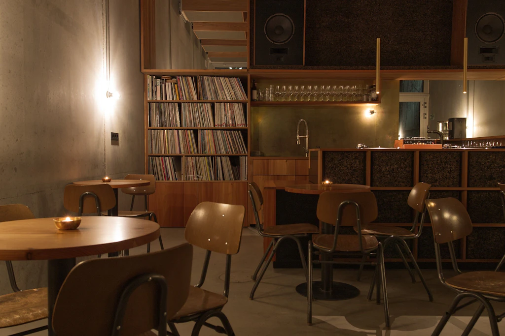 Hier hört Berlin genau hin: Das sind die besten Listening Bars fürs Wochenende