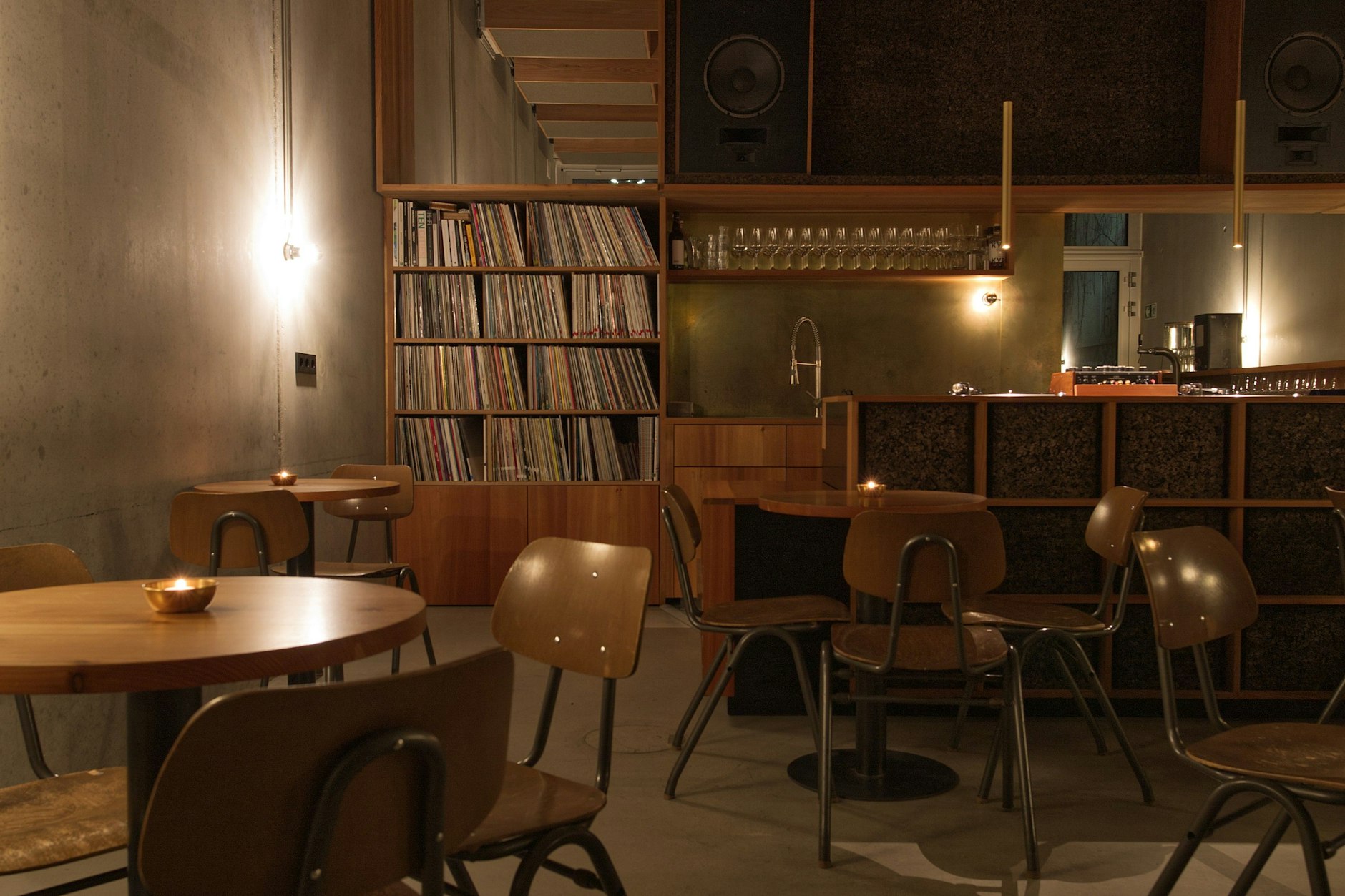 <strong></strong>Sorgfältig kuratiert: In diesen Berliner Listening Bars dreht sich der Abend um Vinyl.