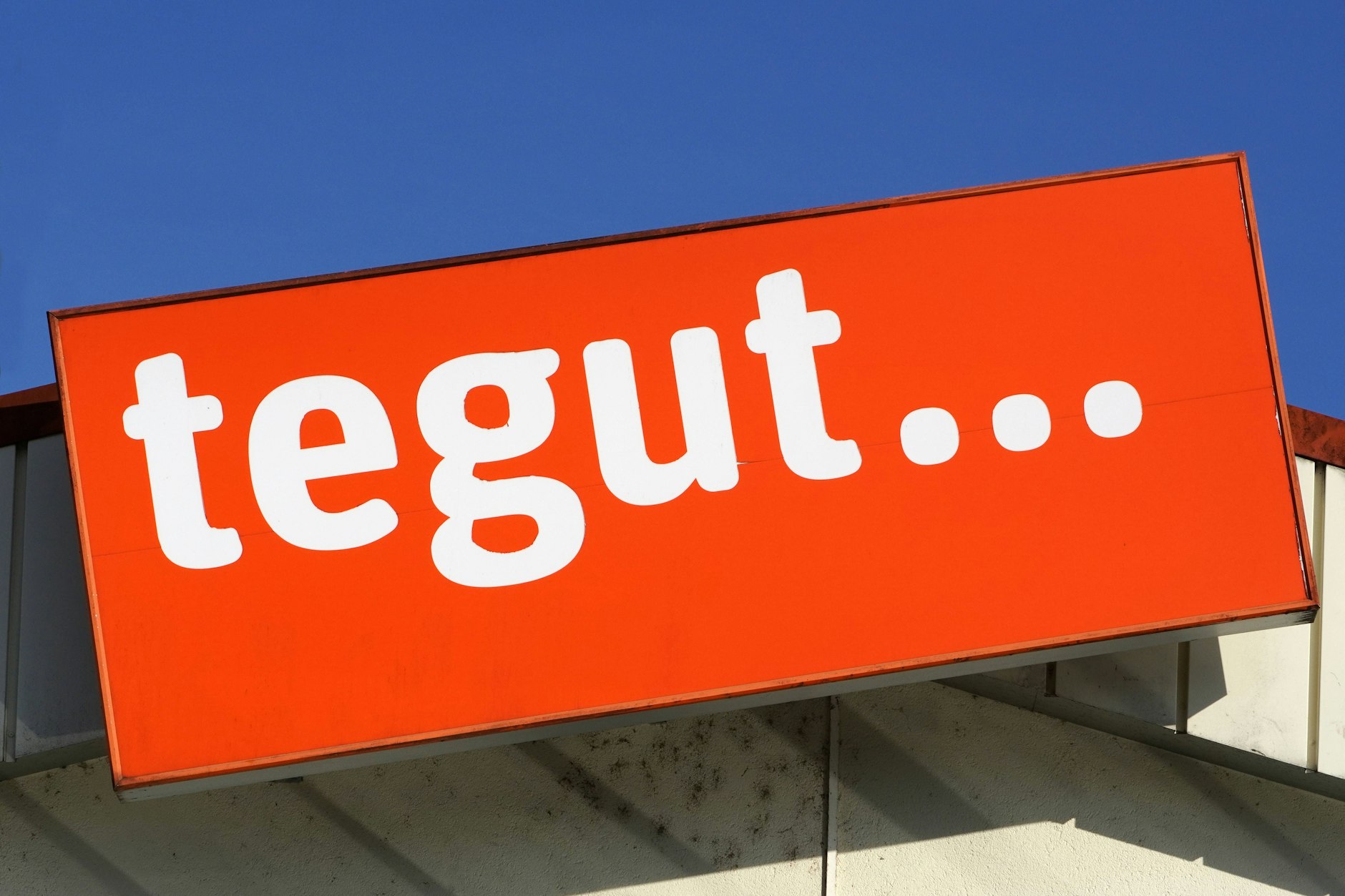 Die Supermarktkette <a href="https://www.berliner-kurier.de/news/traditionsreiche-baeckerei-kette-ist-insolvent-li.10022070">Tegut soll bis spätestens zum Jahresende verschwinden</a> – Mutterkonzern Migros zieht sich aus dem deutschen Markt zurück.