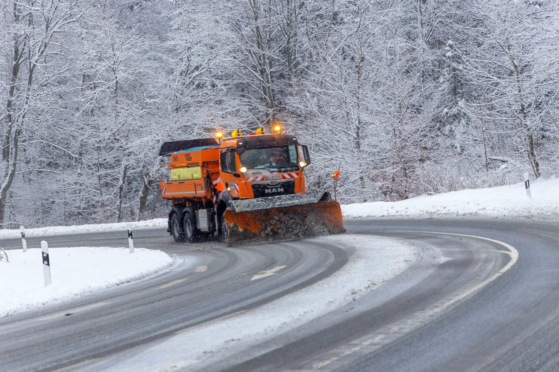 In einigen Regionen Deutschlands kann es noch einmal eine Schneedecke geben. Ob der Winterdienst ausrücken muss, wird sich zeigen – aufgrund der warmen Temperaturen werden die Flocken schnell wegtauen.