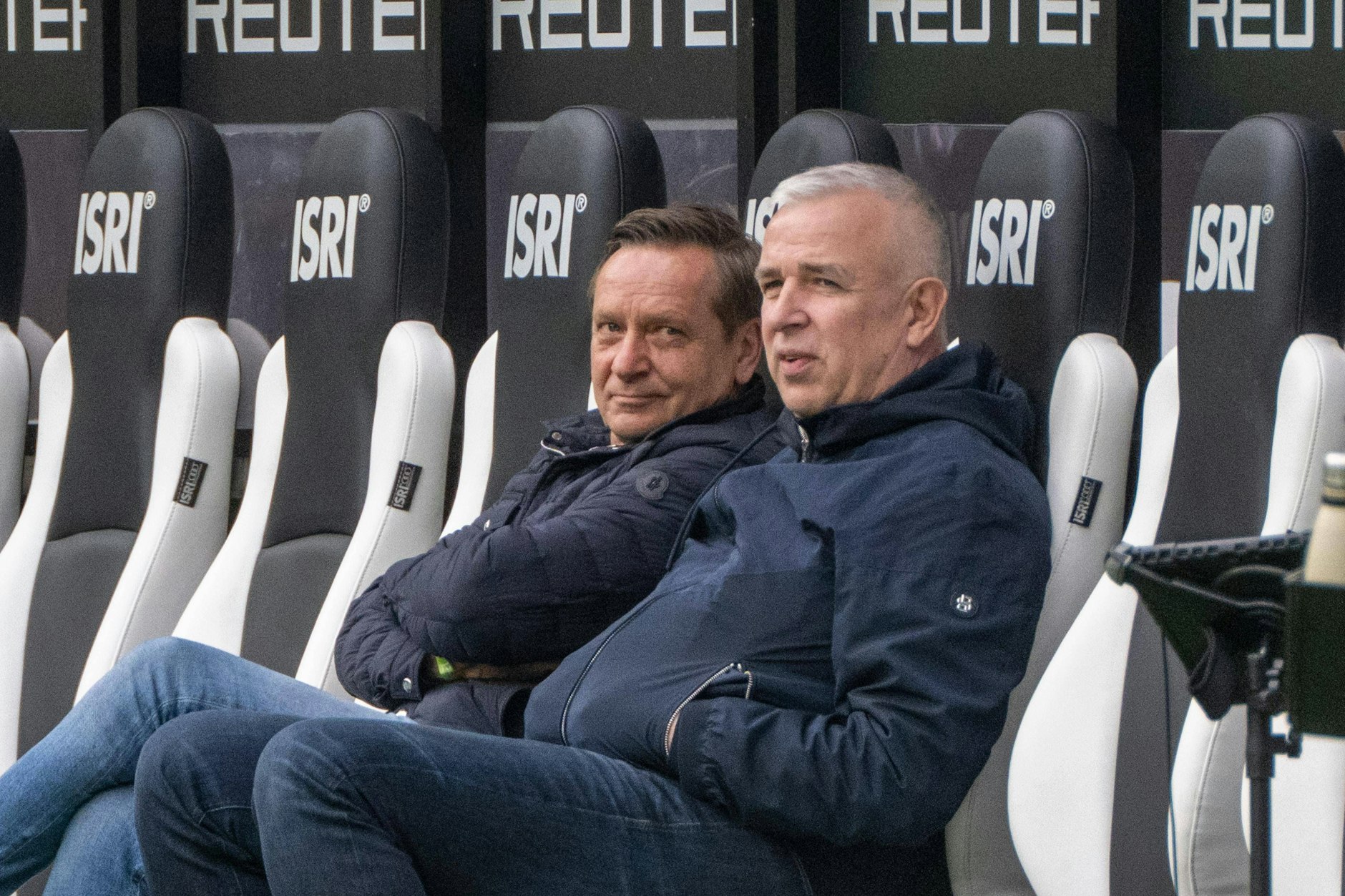 Manager Horst Heldt und Präsident Dirk Zingler blicken mit Sorge auf das Spiel in Freiburg und hoffen, beim 1. FC Union Berlin keine Trainerdebatte führen zu müssen.