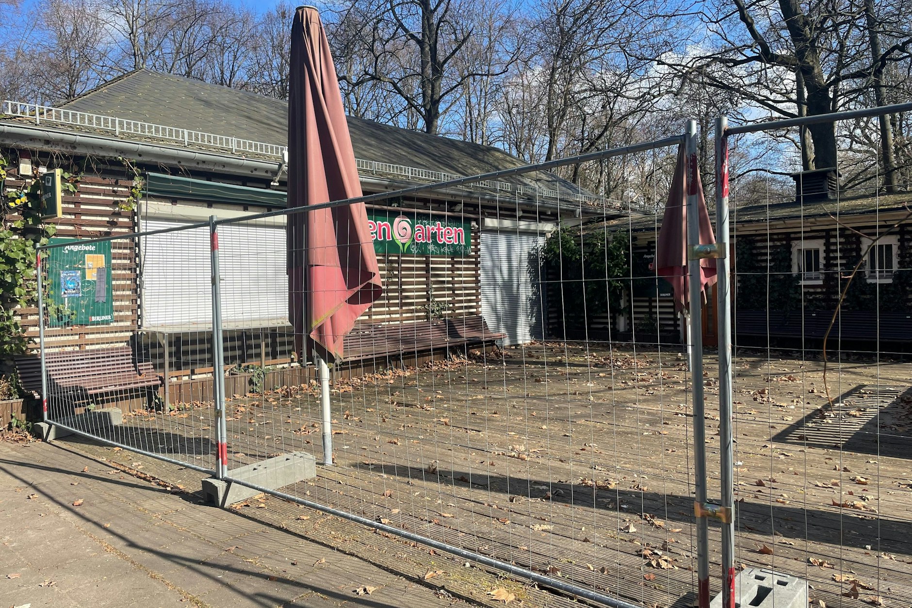 Das Café Rosengarten ist mit Bauzäunen abgesperrt. Das Haus ist nicht mehr für Gastronomie nutzbar.