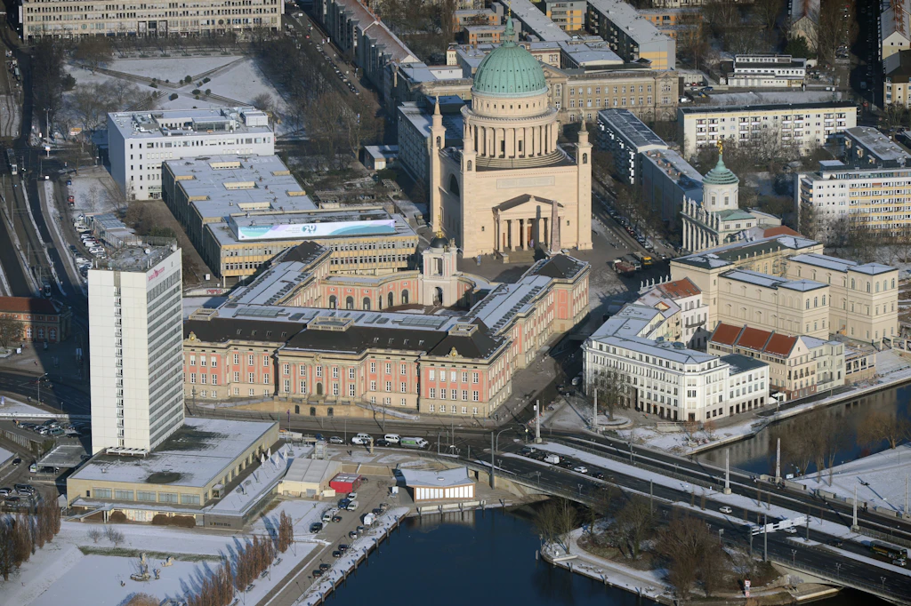 Über die Zukunft des Hotels Mercure (l.) wird seit Jahren gestritten.