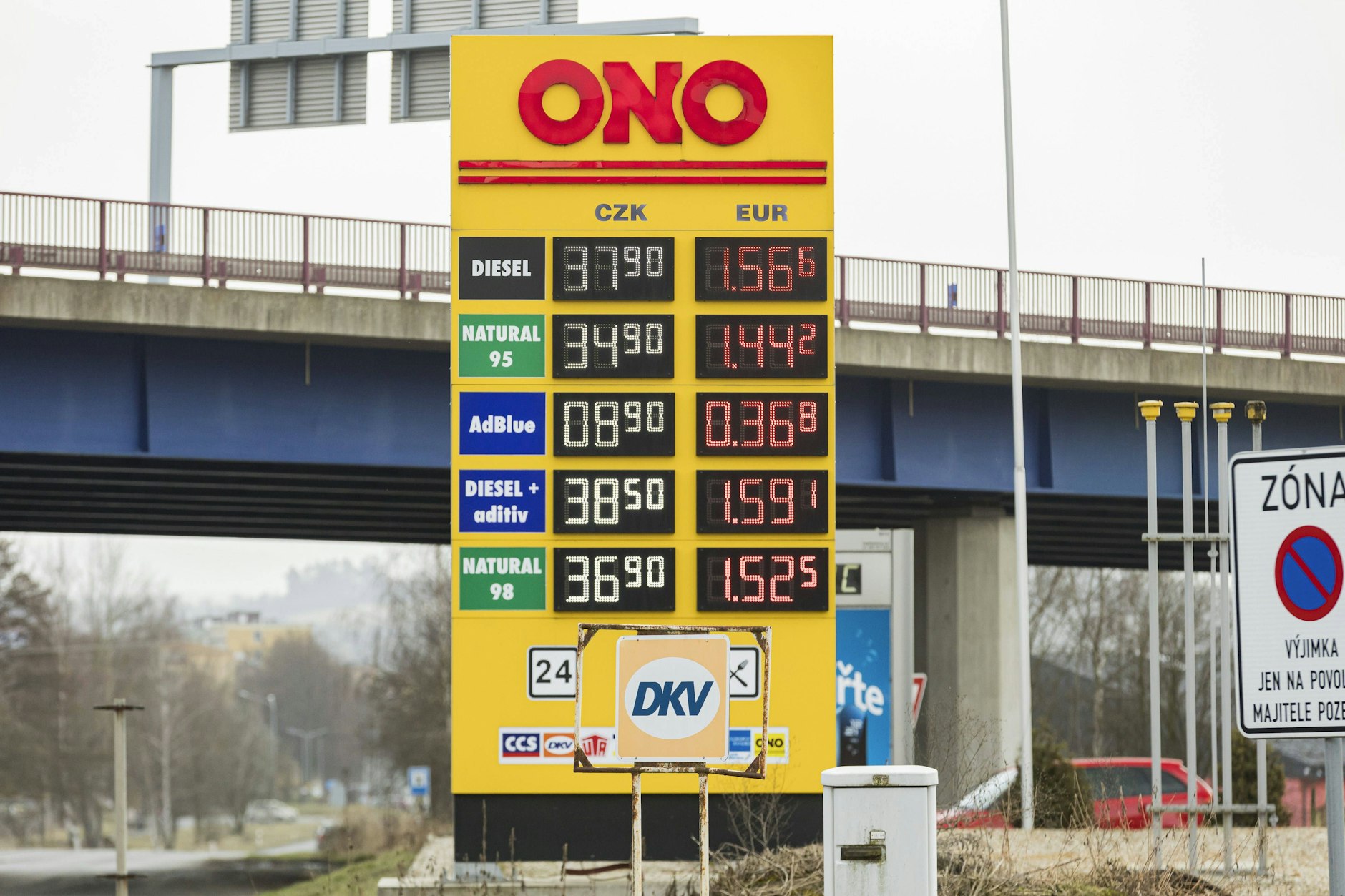 Trotz des Iran-Kriegs sind die Spritpreise in Tschechien weniger stark gestiegen als in Deutschland.