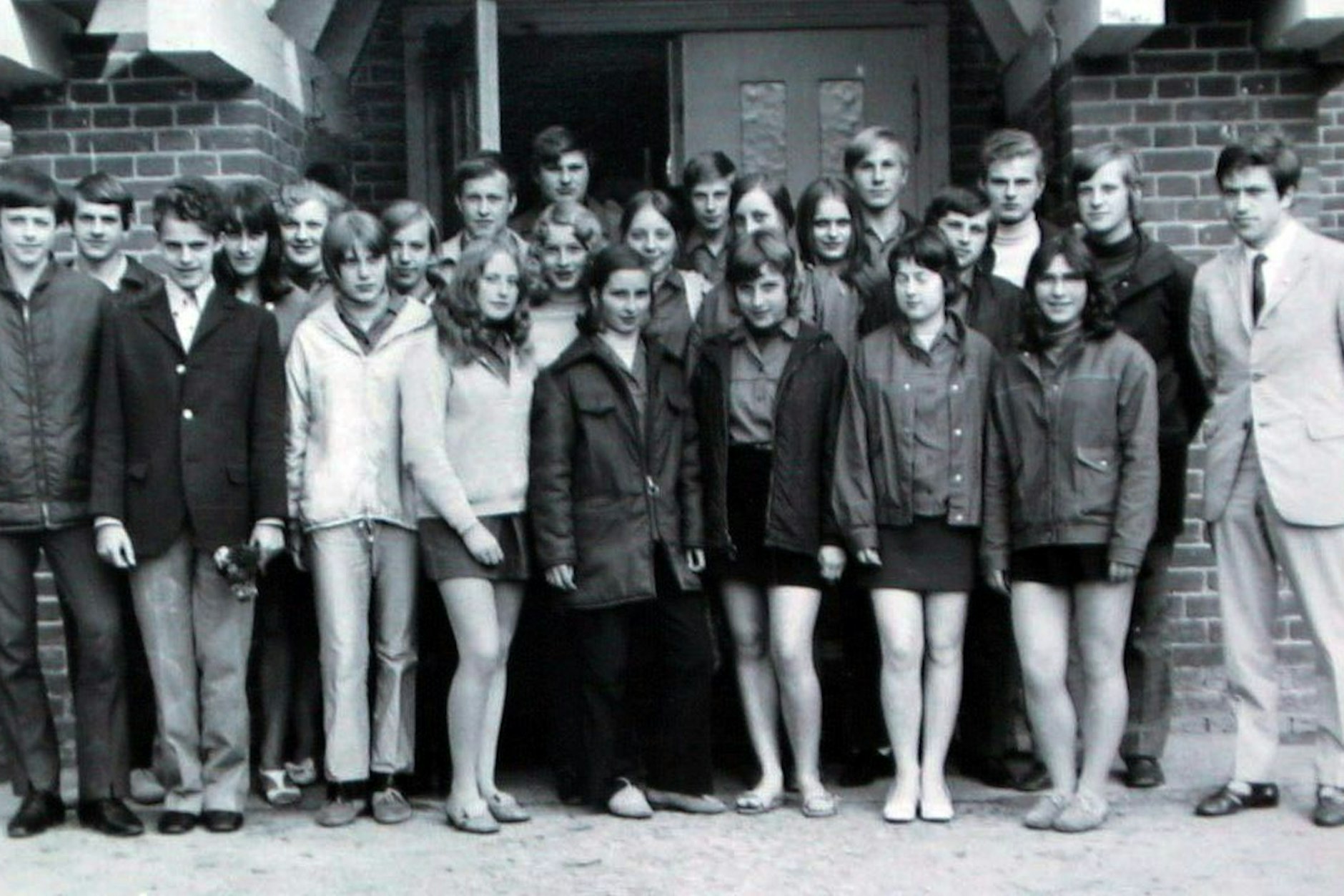 Angela Kasner (2. Reihe, Mitte, leicht verdeckt), die spätere Kanzlerin Angela Merkel, mit ihren Schulfreunden aus der 10. Klasse der Polytechnischen Oberschule Templin/Brandenburg (Archivfoto von 1971).