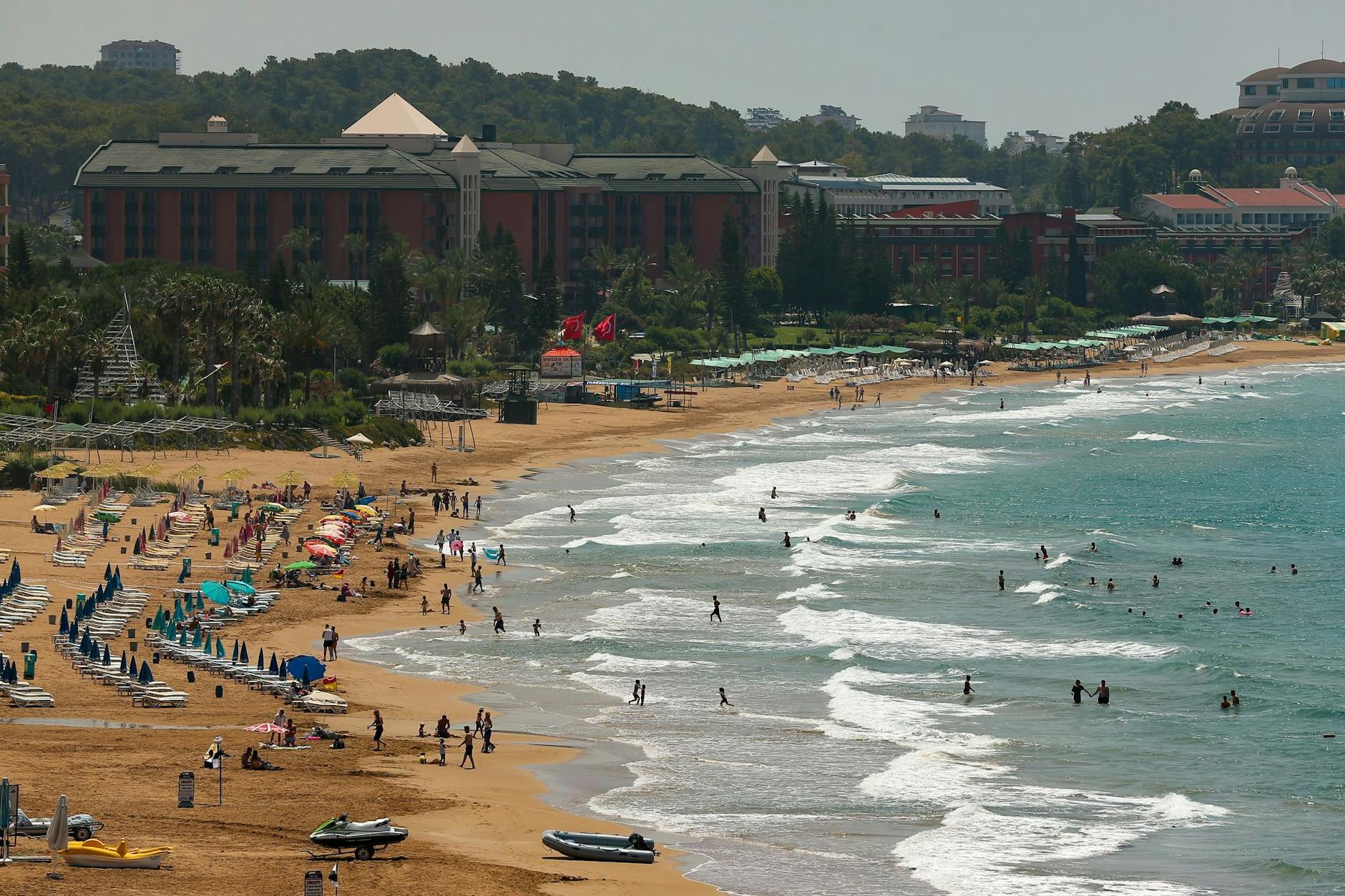 Viele deutsche Urlauber freuen sich auf Sonne und Strände in den Osterferien, wie hier in Antalya.