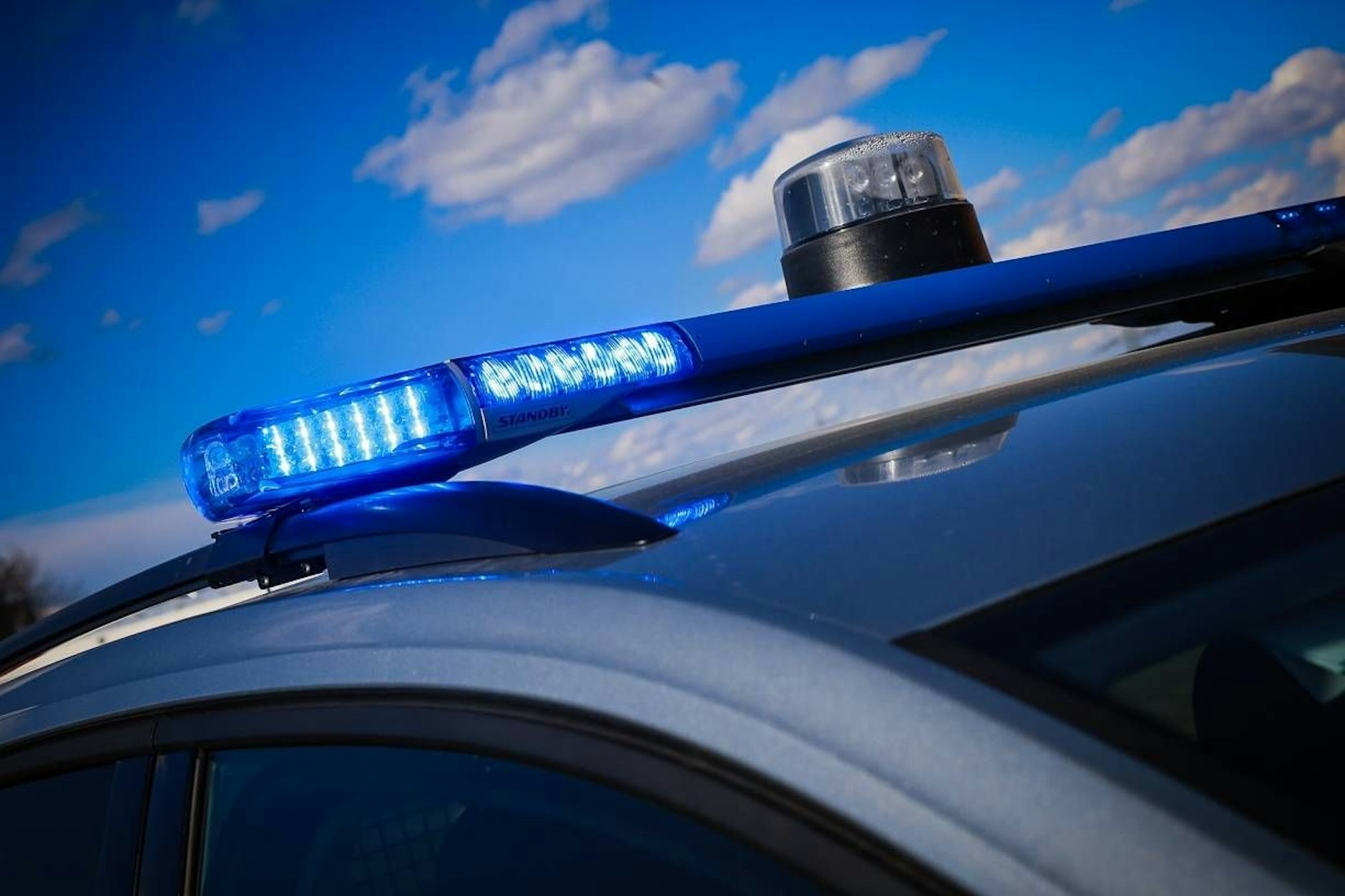 Nach einem Brand in einem Asphaltwerk in Schönerlinde prüft die Polizei politisches Motiv.