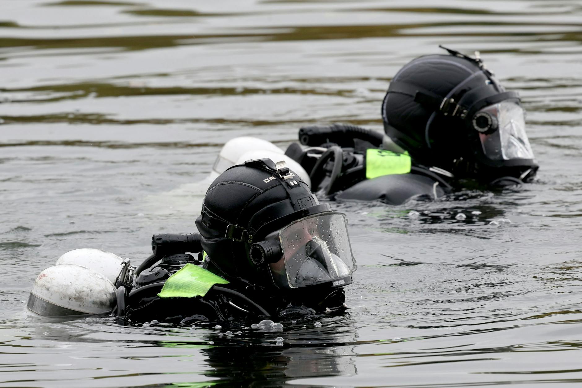 Bei der Suche nach Fabian aus Güstrow kamen auch Taucher der Polizei zum Einsatz.