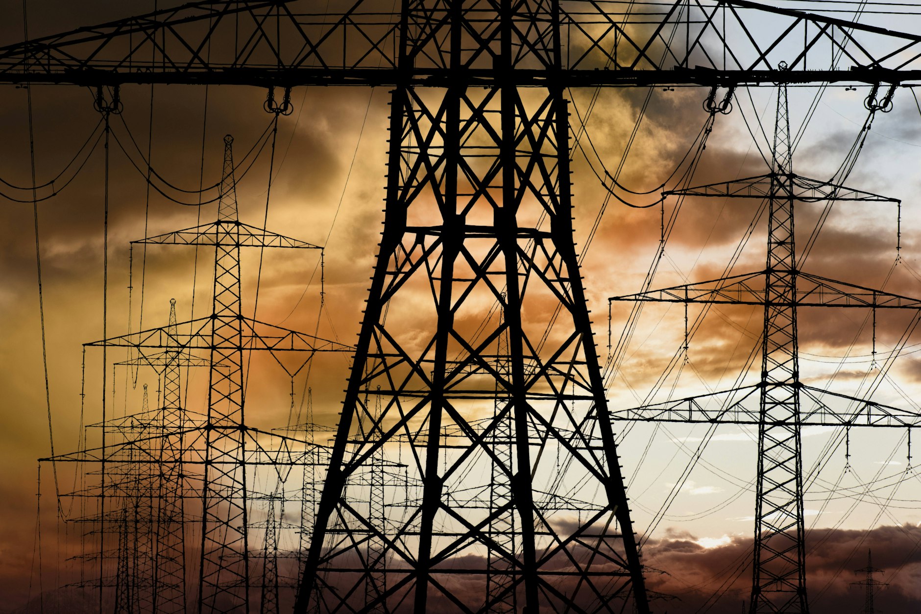 Infrastruktur am Limit: Das Stromnetz wird zum Nadelöhr für die digitale Zukunft und den wachsenden Energiehunger der Künstlichen Intelligenz.