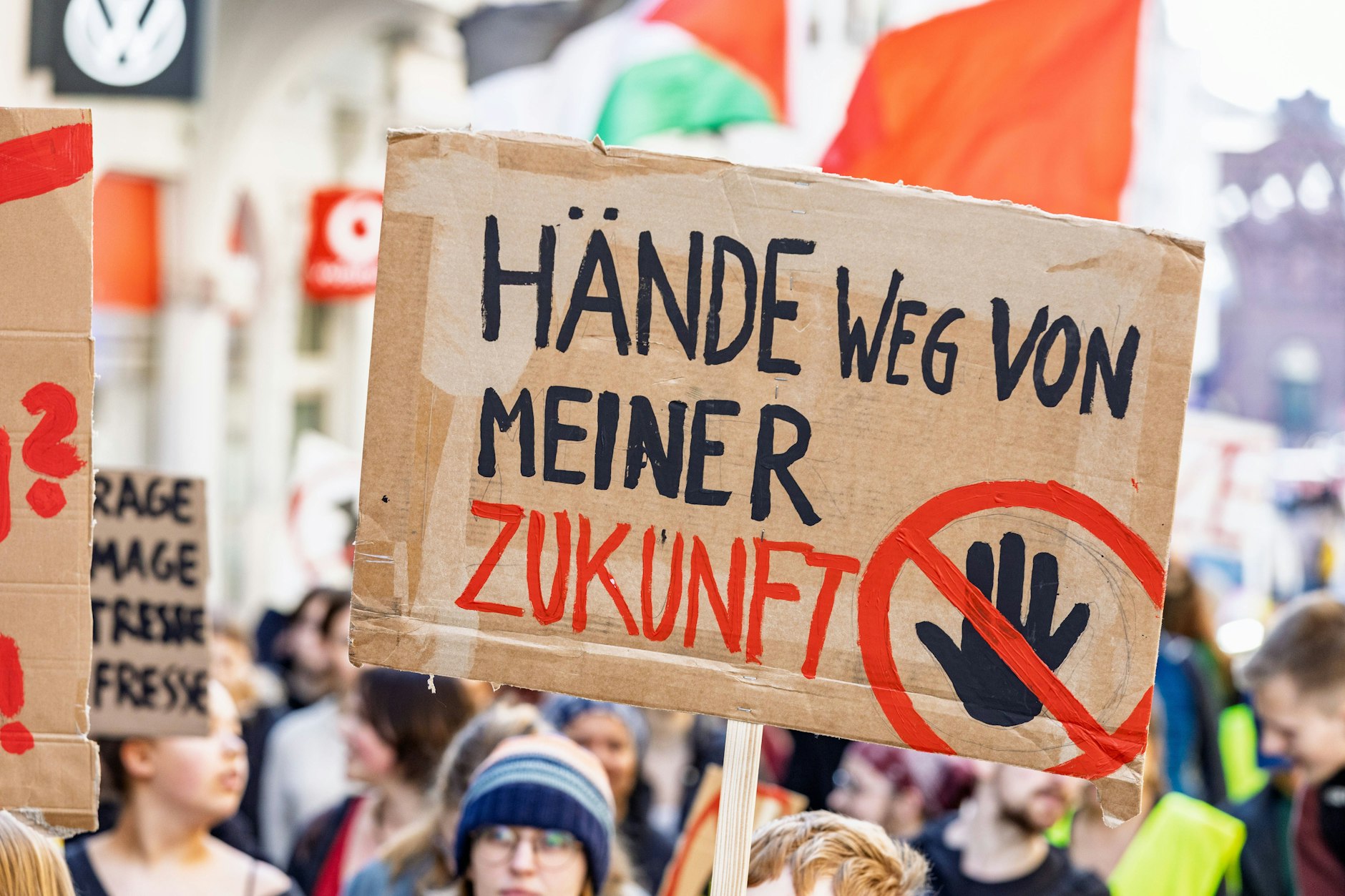 Zehntausende Schüler haben am bundesweiten Streik gegen die Wehrpflicht Anfang März teilgenommen.