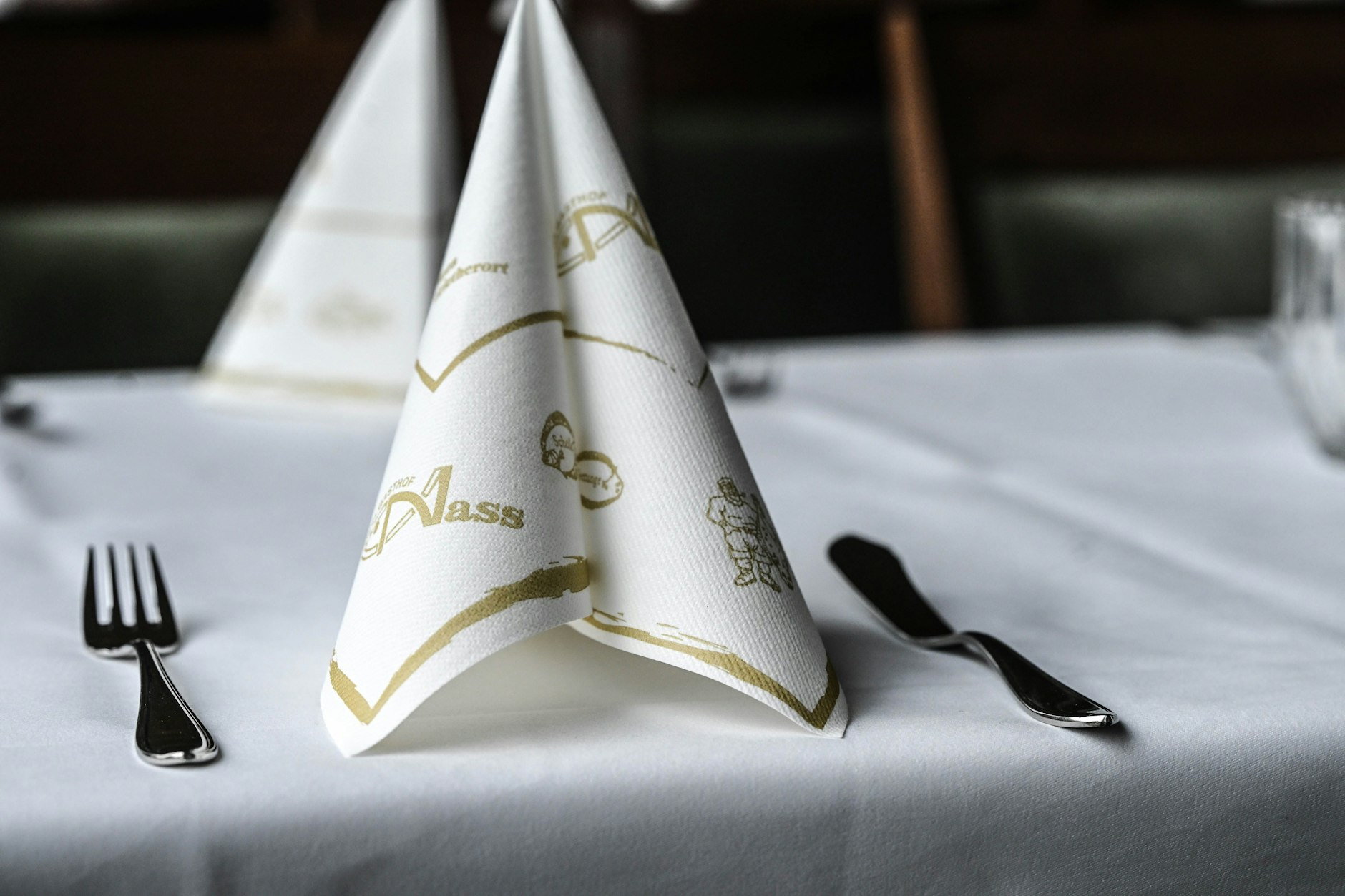 Servietten gibt es in allen formen und Farben, sie dürfen bei keinem Essen fehlen. Aber wie spricht man das Wort Serviette richtig aus?