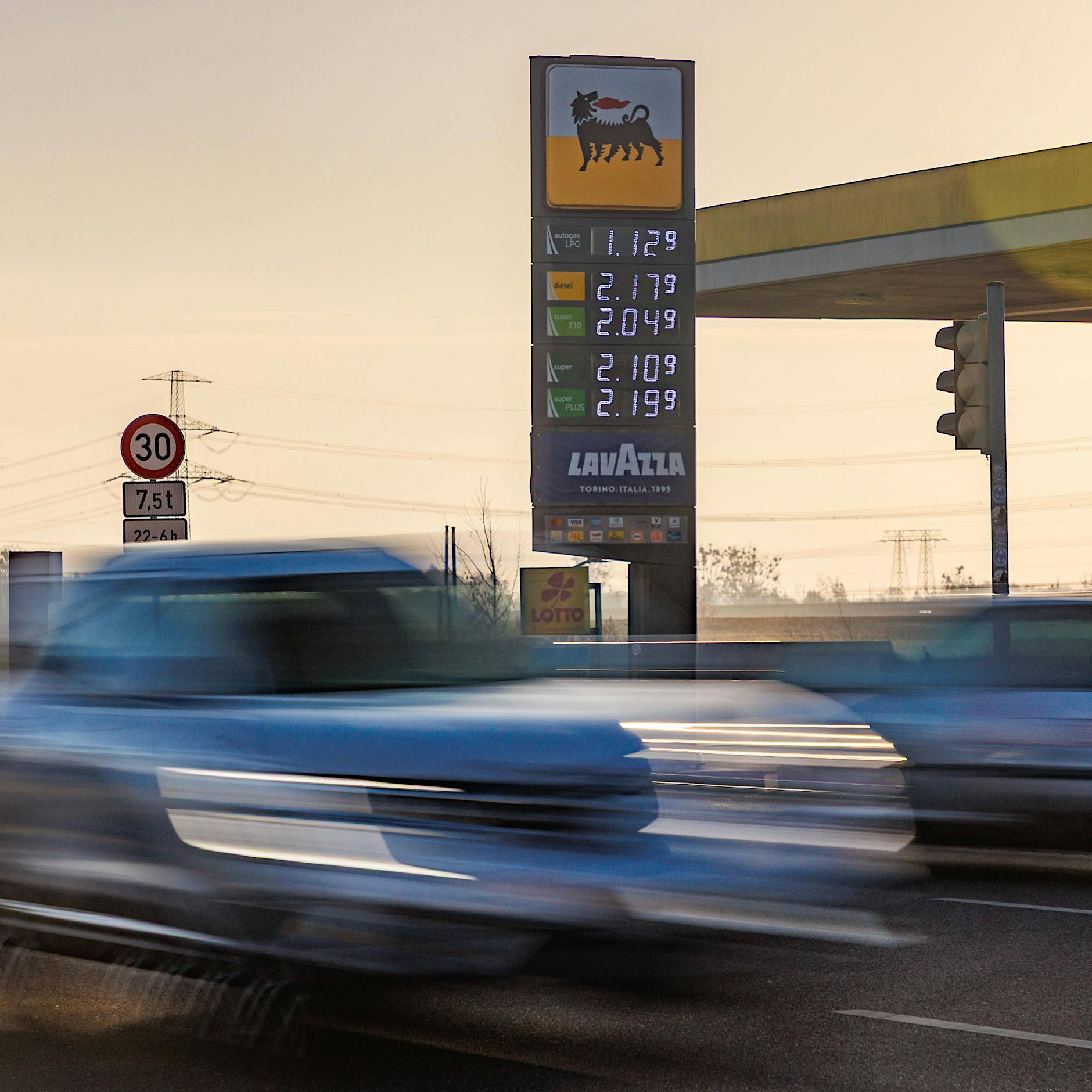 Teurer Sprit: Der deutsche Staat und die Konzerne sind die Kriegsprofiteure