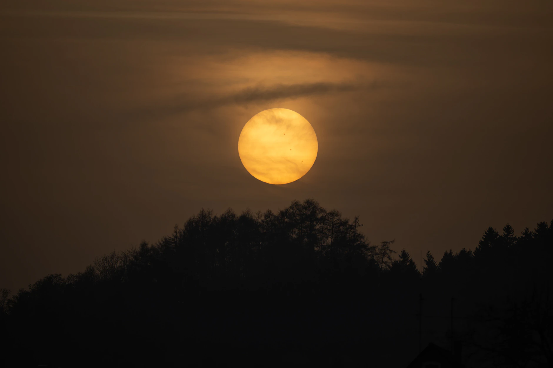 Saharastaub in der Atmosphäre lässt Himmel und Sonne trüb erscheinen.