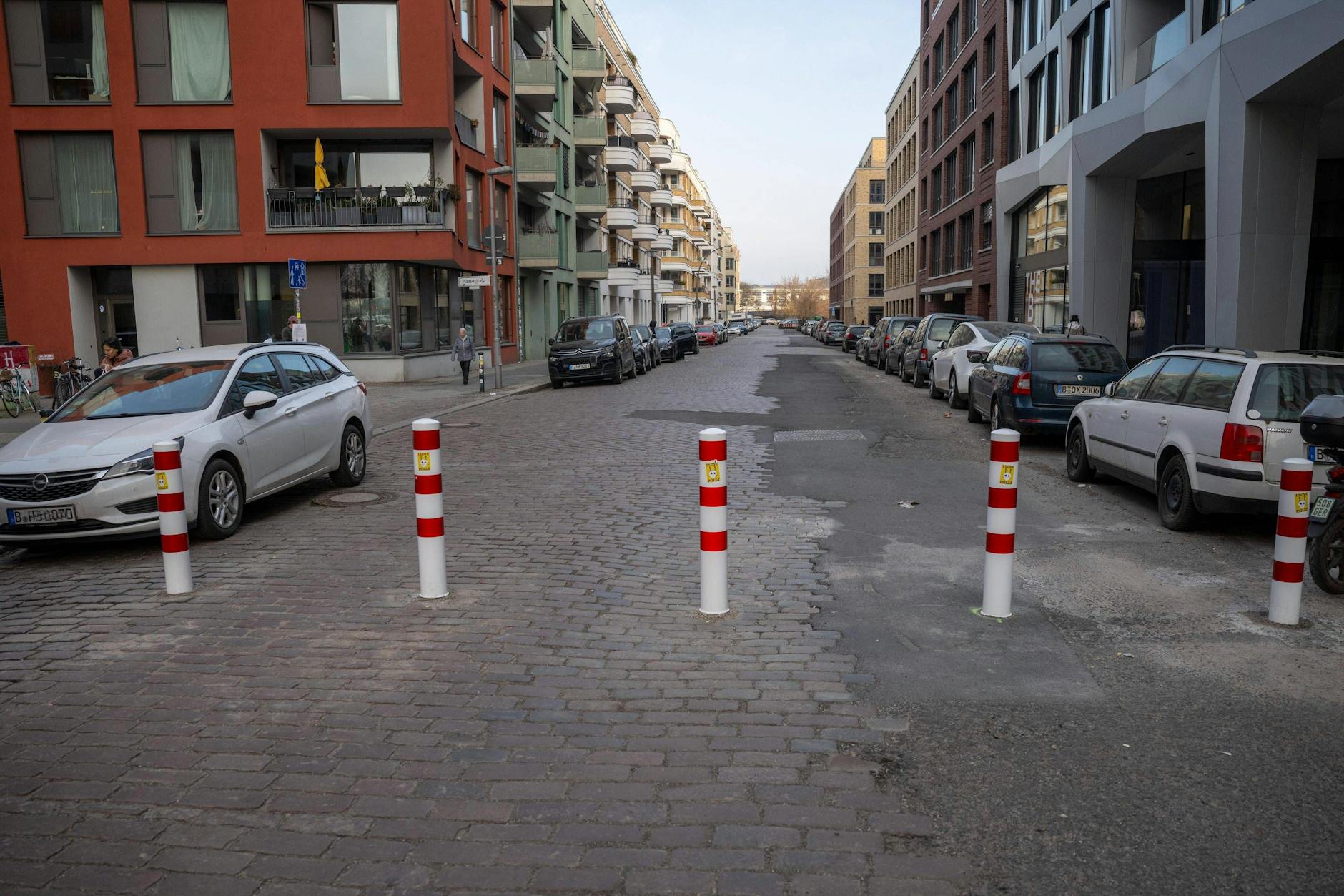 In der Revaler Straße Ecke Haasestraße in Friedrichshain ist seit über einer Woche keine Durchfahrt mehr möglich.