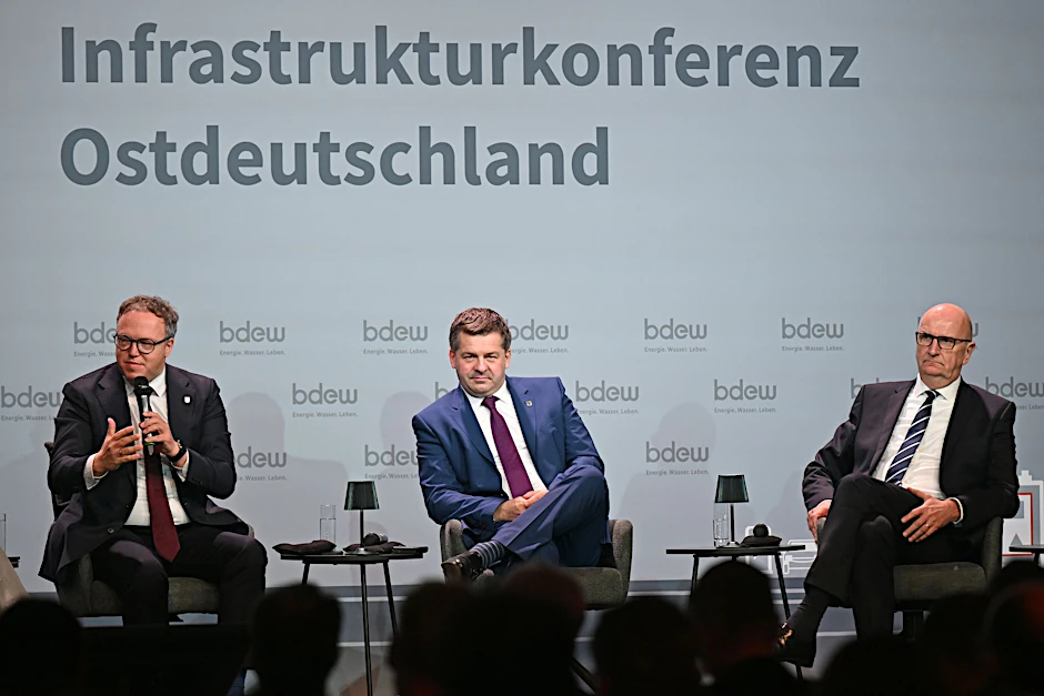 Die Ministerpräsidenten von Sachsen-Anhalt, Brandenburg und Thüringen sehen die ostdeutschen Bundesländer nach wie vor benachteiligt.