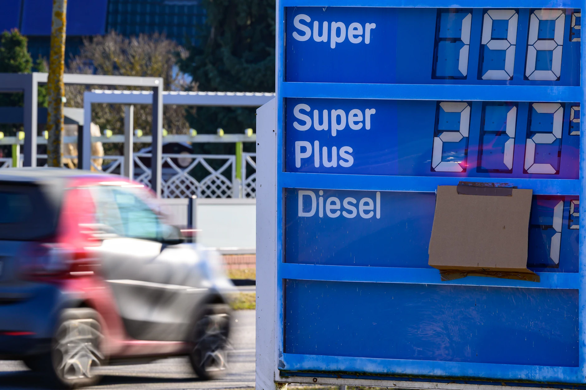 Gegen die steigenden Benzinpreise sollen schon nächste Woche Maßnahmen erfolgen.