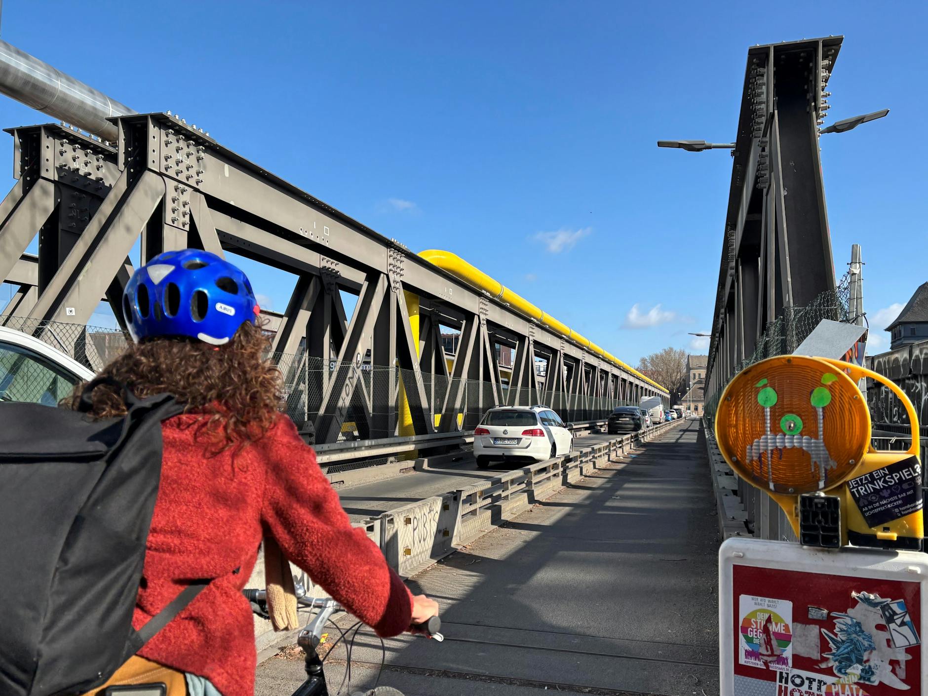 Seit 2022 ersetzen Behelfsbauten die alte Elsenbrücke, die wegen Rissen im Beton abgebrochen wurde. Am Wochenende wird die Verkehrsführung auf der Spreequerung geändert.