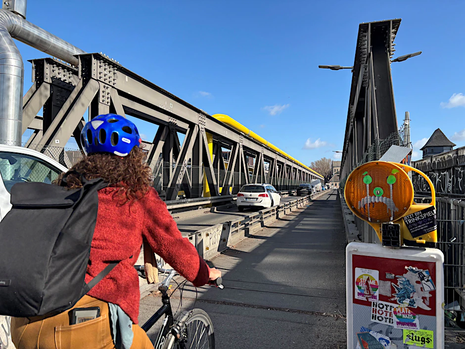 Seit 2022 ersetzen Behelfsbauten die alte Elsenbrücke, die wegen Rissen im Beton abgebrochen wurde. Am Wochenende wird die Verkehrsführung auf der Spreequerung geändert.