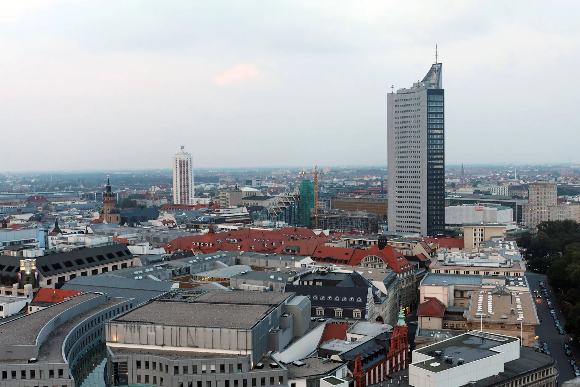 Gehören für viele Leipziger zum Stadtbild: das City-Hochhaus und das Wintergartenhochhaus.