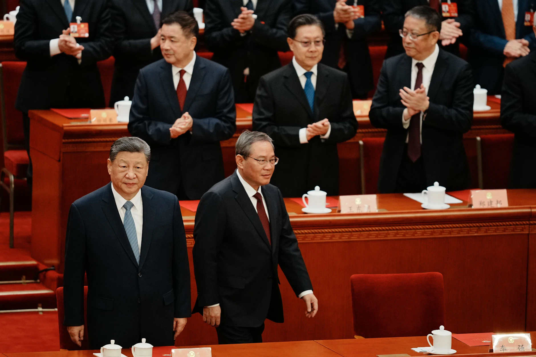 Der chinesische Präsident Xi Jinping (l) und der chinesische Ministerpräsident LI Qiang nahmen am Volkskongress in Peking teil.