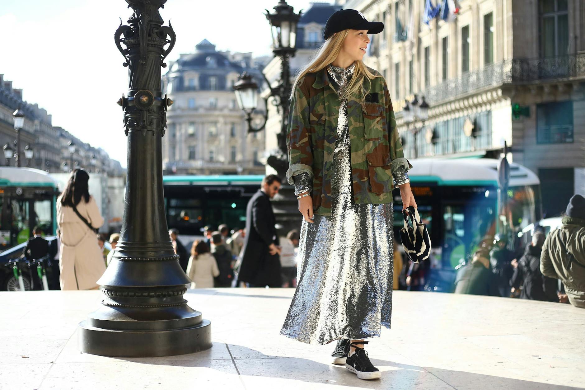 Militärjacke zum Paillettenkleid: Längst ist Camouflage im Streetstyle angekommen.