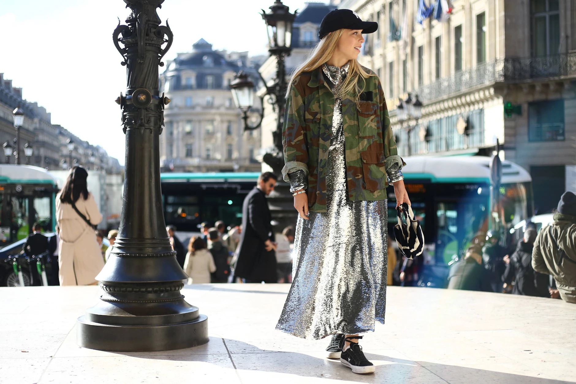 Militärjacke zum Paillettenkleid: Längst ist Camouflage im Streetstyle angekommen.
