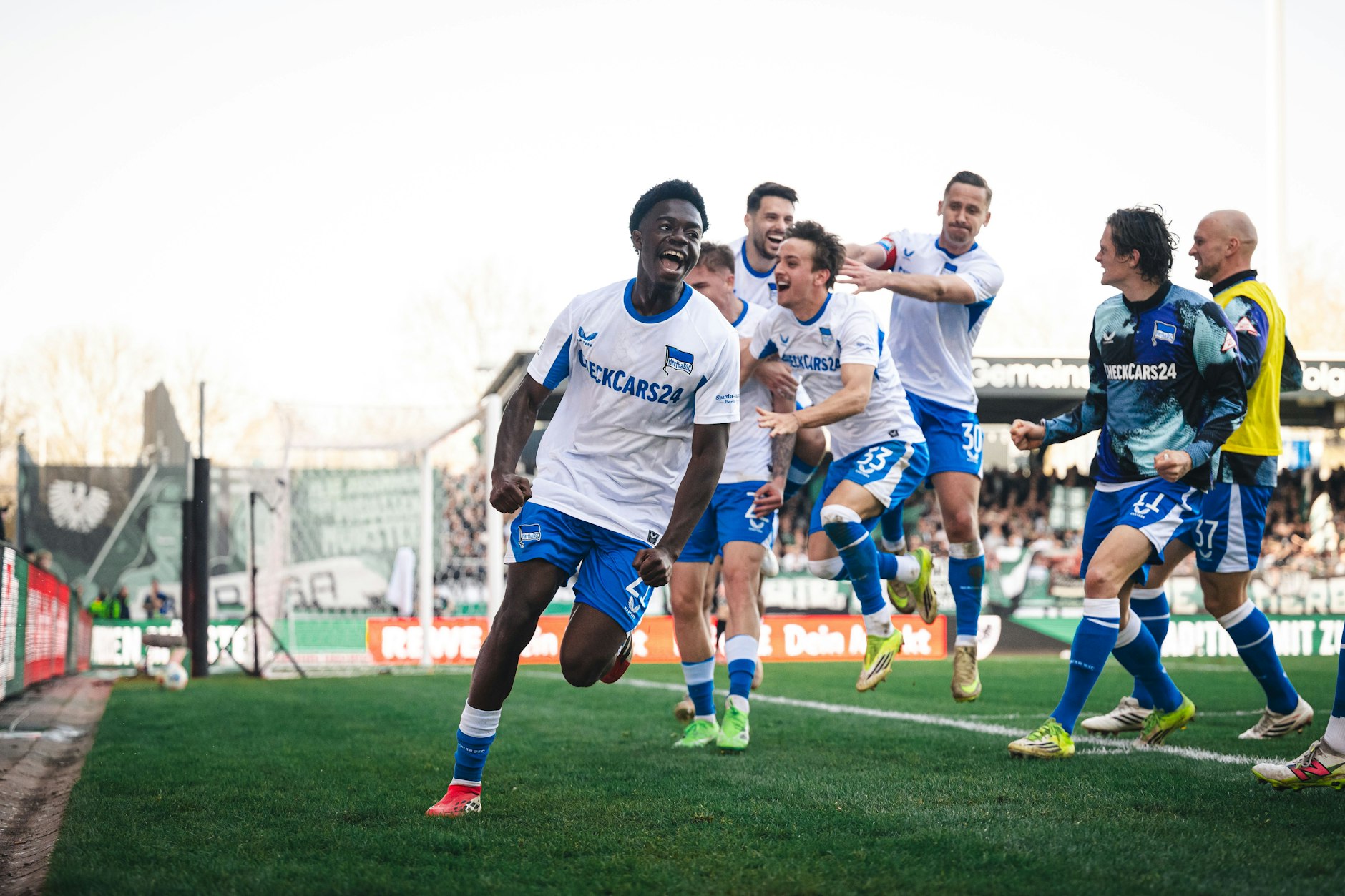 Da kommt Freude auf! Bobo Lum winkt bei Hertha BSC sein Startelf-Debüt am Sonnabend gegen den VfL Bochum.