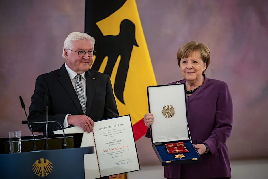 Den höchsten Orden der BRD hat Merkel bereits, jetzt soll sie auch noch den neuen EU-Orden bekommen.