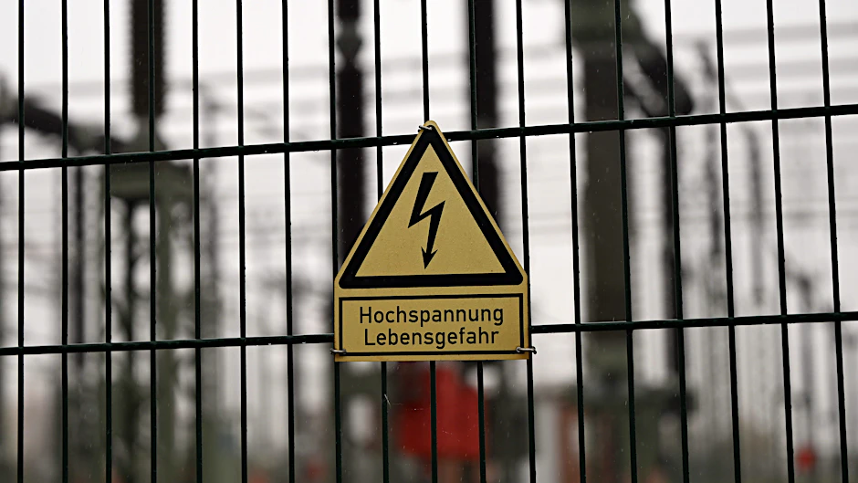 Ein Schild mit der Aufschrift "Hochspannung Lebensgefahr" 