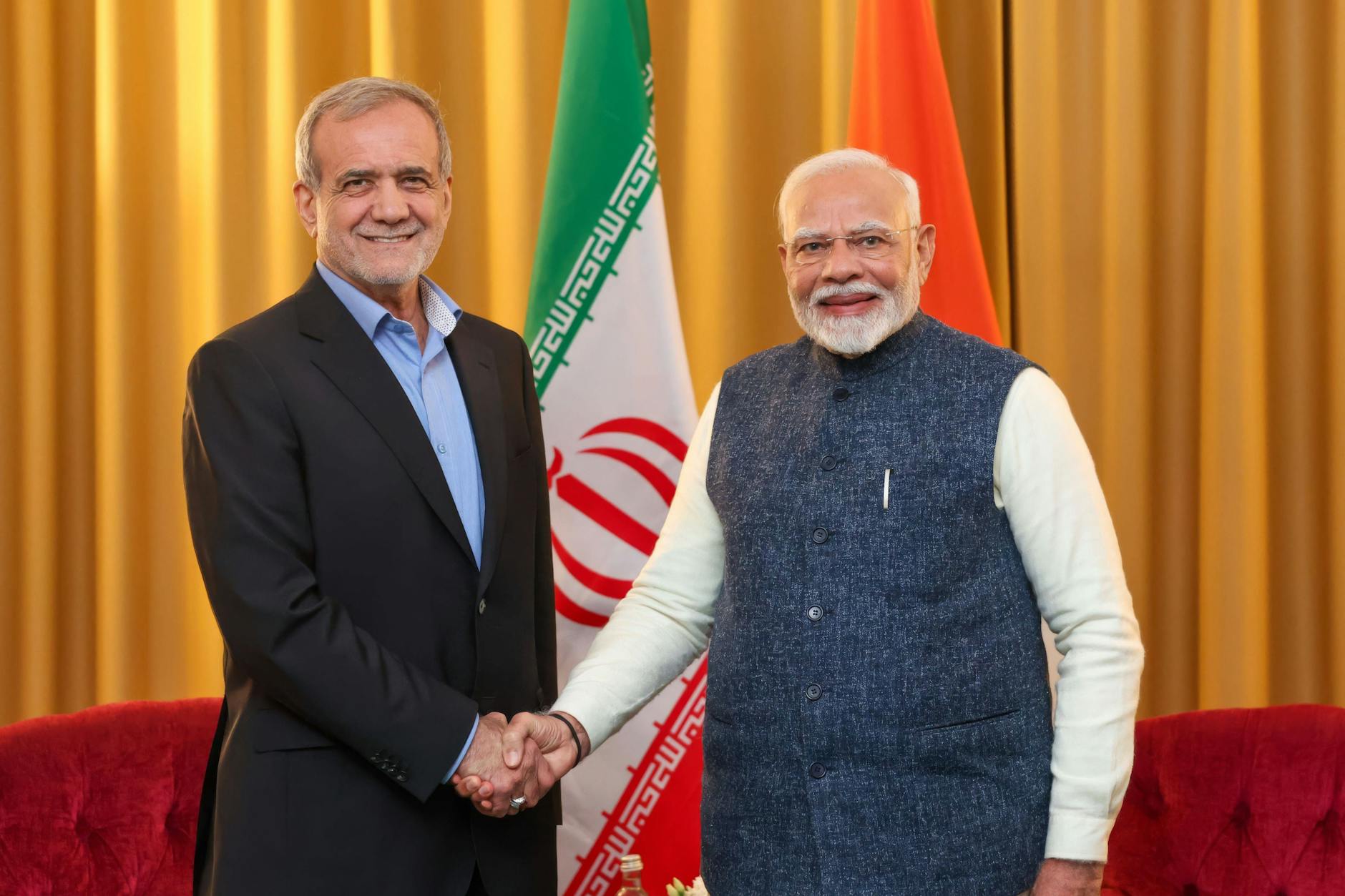 Kasan: Narendra Modi (rechts) trifft Irans Präsident Masoud Pezeshkian am Rande des Brics-Gipfels am 22. Oktober 2024.