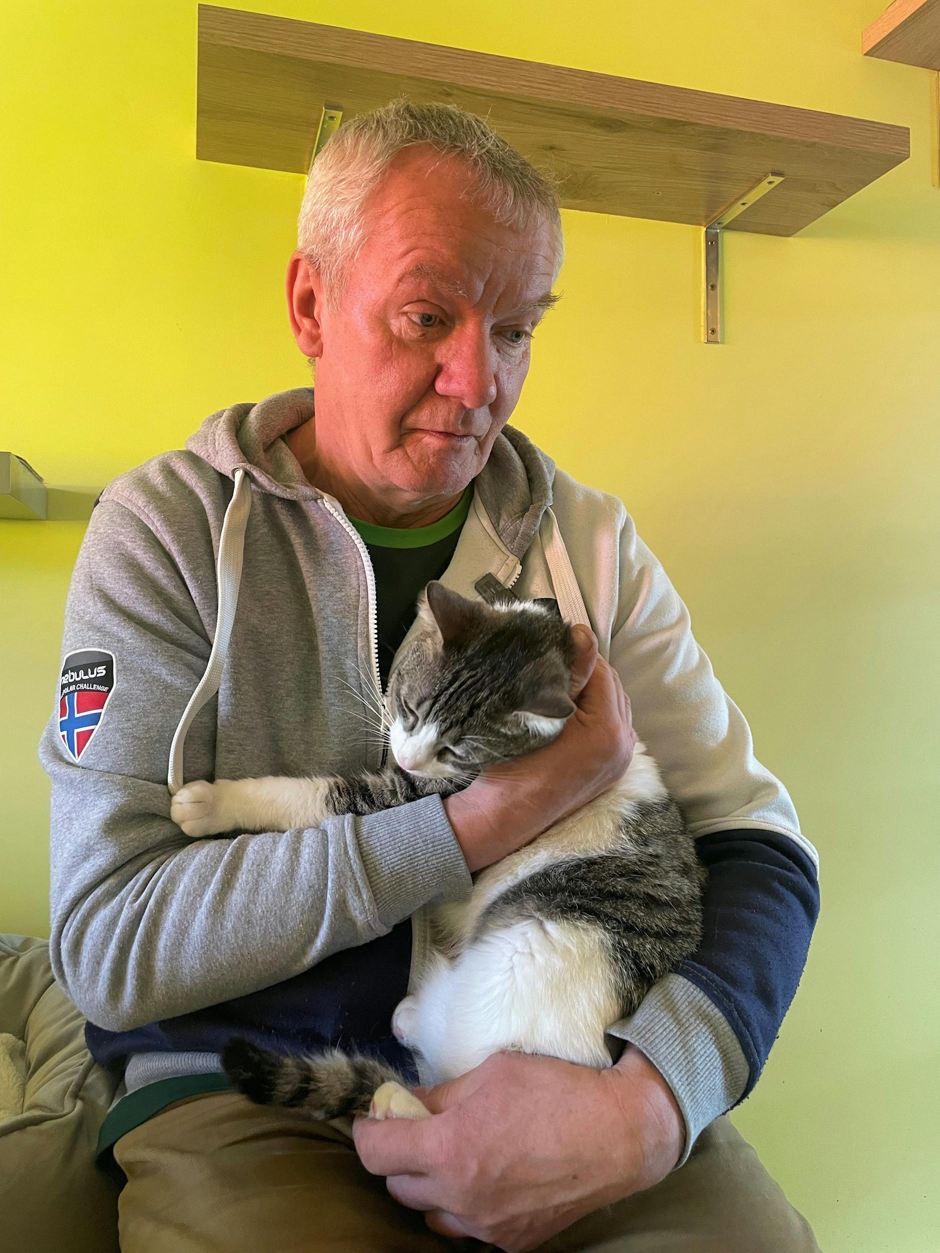 Hartmut Benter und eine der Katzen, die im Altenheim für Tiere auf ein neues Zuhause warten.