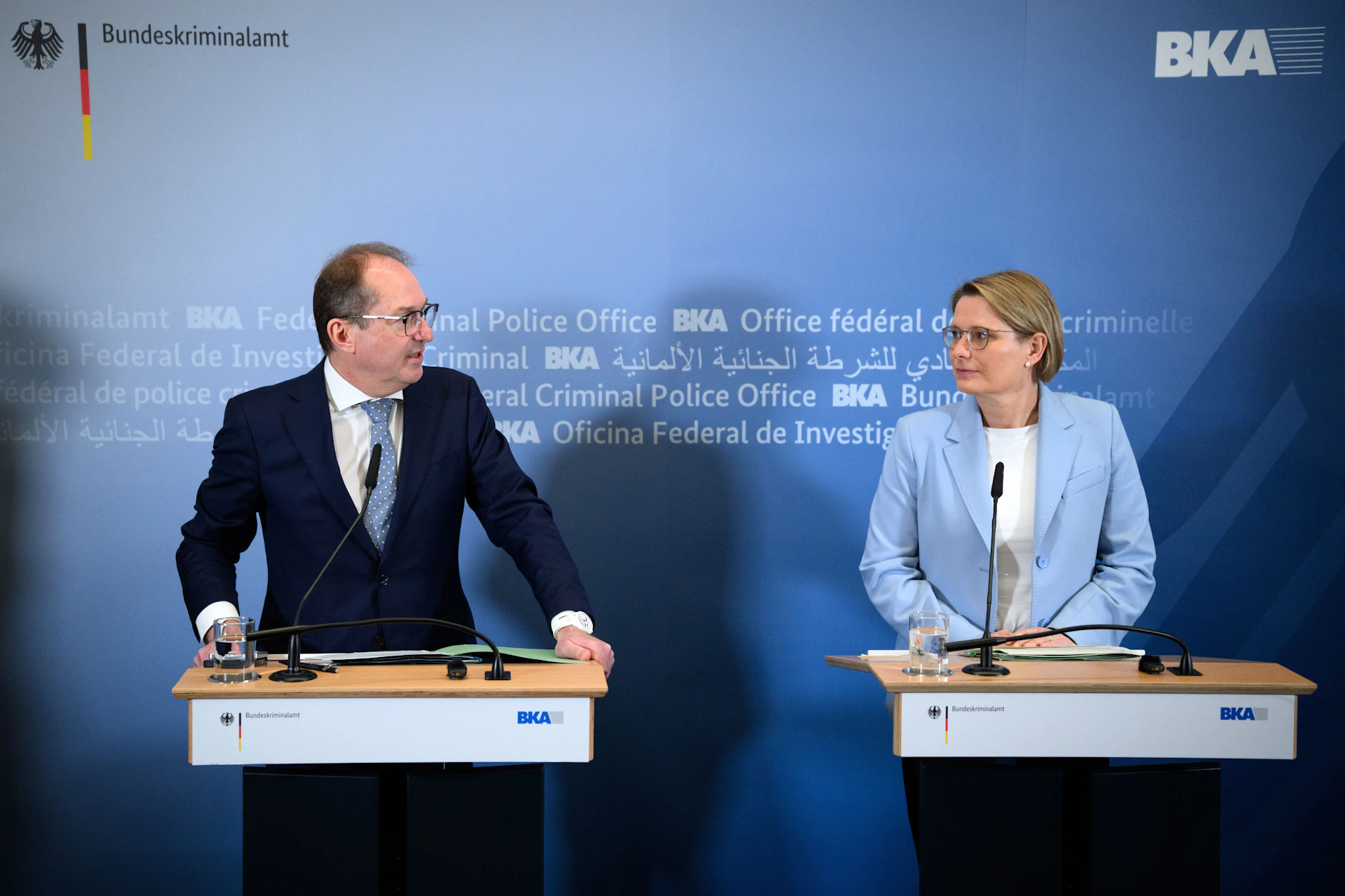 Alexander Dobrindt (l, CSU), Bundesinnenminister, und Stefanie Hubig (SPD), Bundesministerin der Justiz und für Verbraucherschutz.