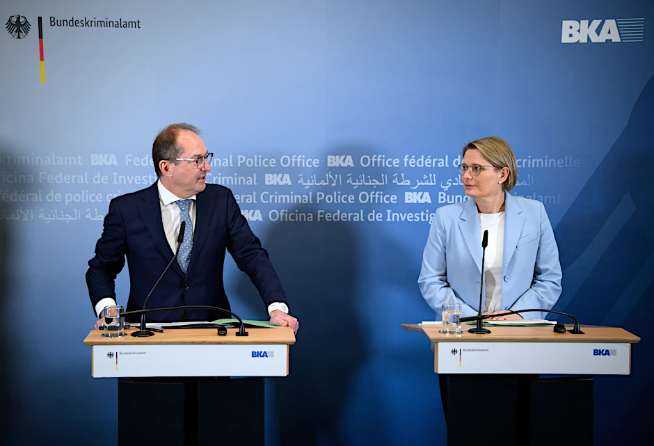 Alexander Dobrindt (l, CSU), Bundesinnenminister, und Stefanie Hubig (SPD), Bundesministerin der Justiz und für Verbraucherschutz.