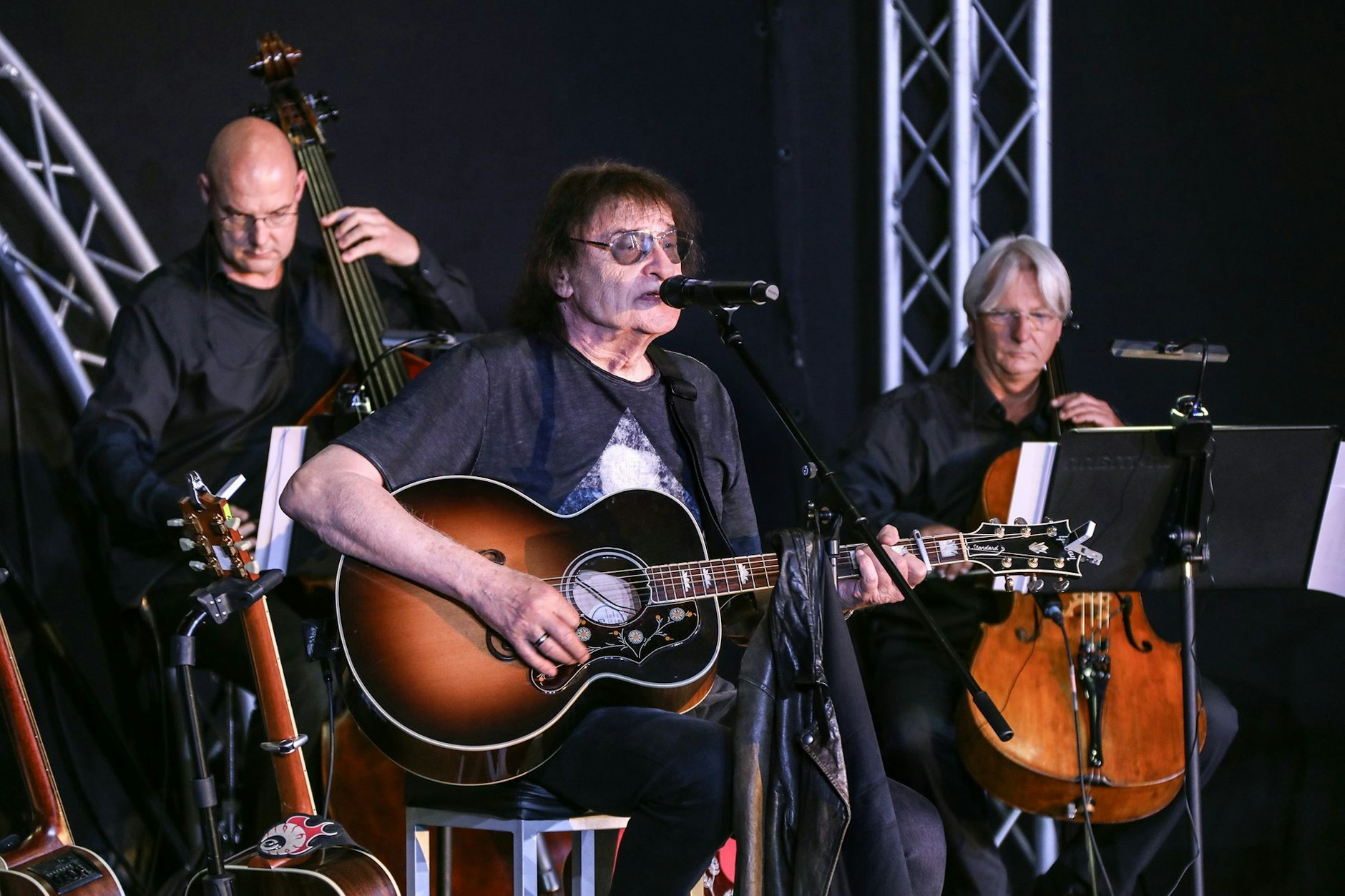 Dieter Birr mit seinen „Landstreichern“ auf der Bühne.