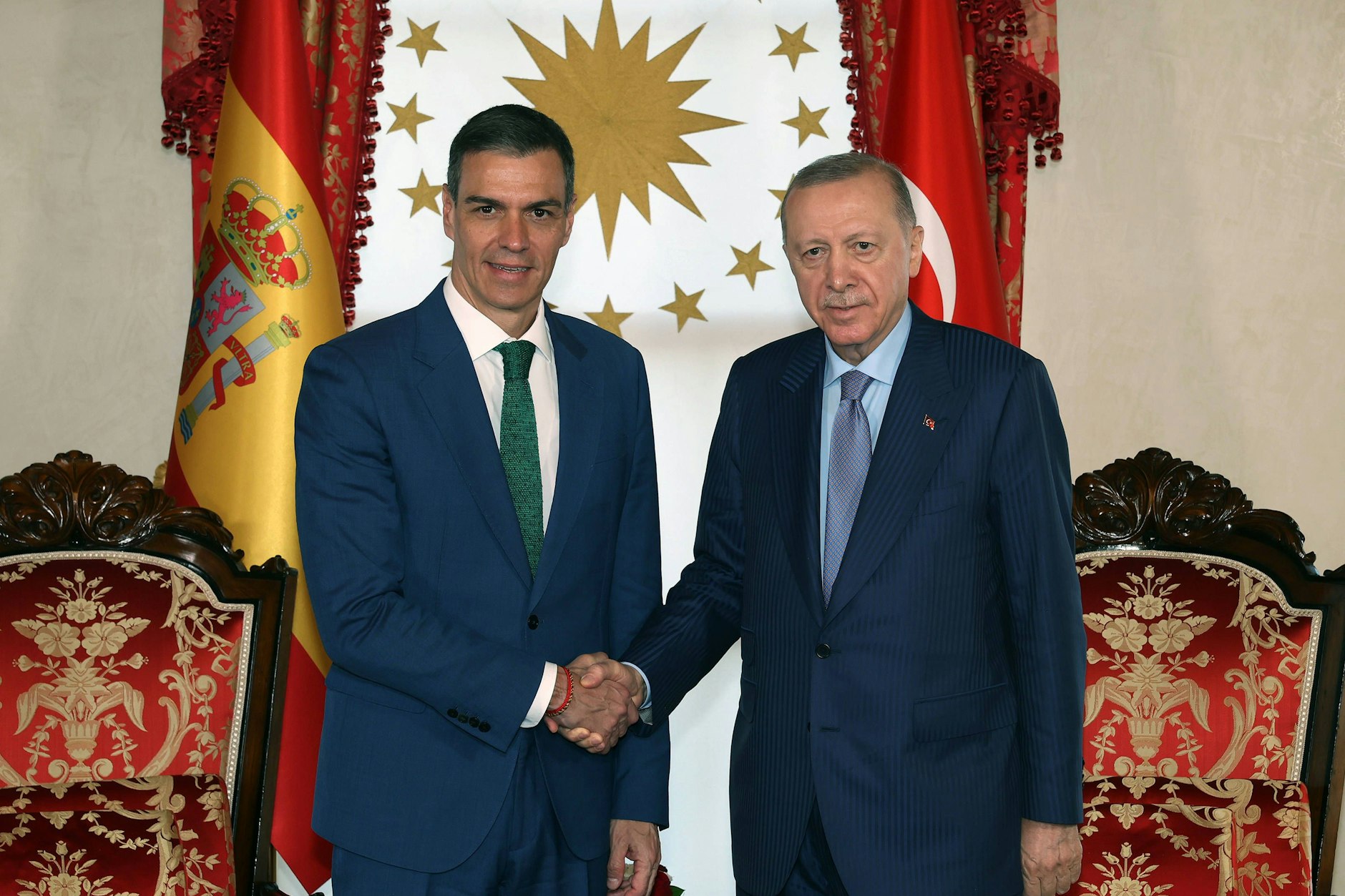 Der türkische Präsident Recep Tayyip Erdoğan (r.) empfängt den spanischen Ministerpräsidenten Pedro Sánchez zu einem Treffen in Istanbul.