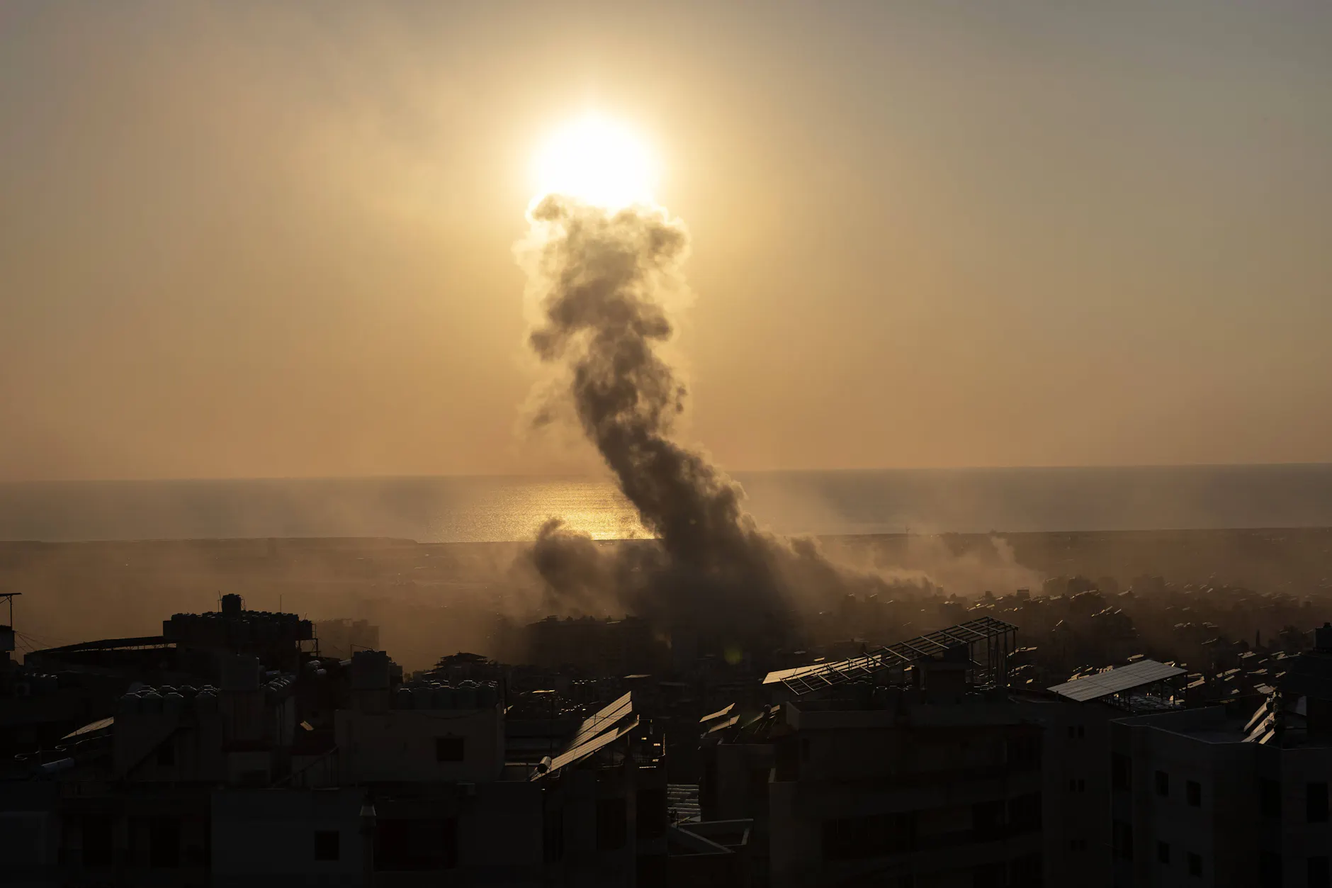 Nach einem Raketenangriff steigt über Beirut am 10. März Rauch auf.