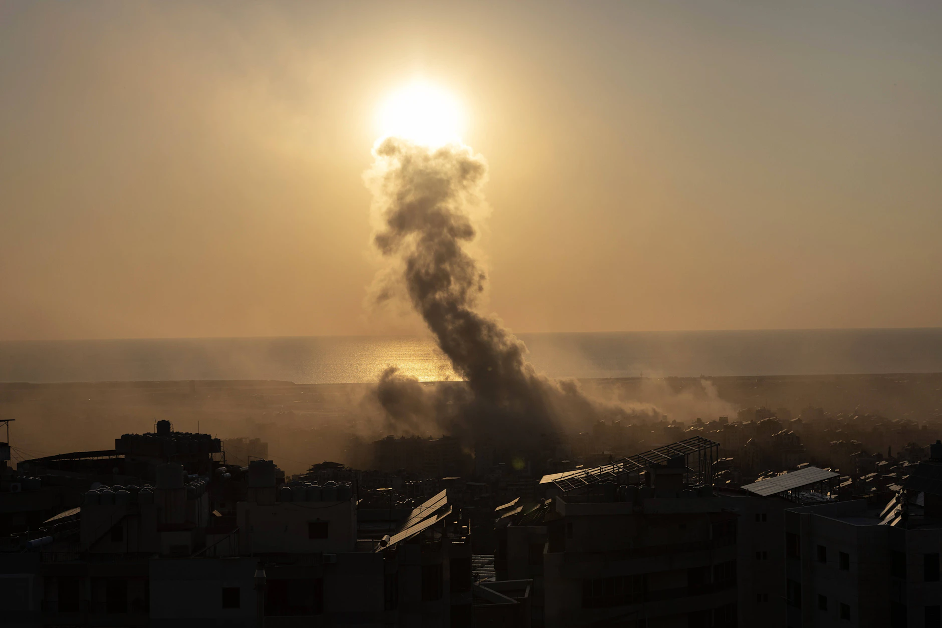 Nach einem Raketenangriff steigt über Beirut am 10. März Rauch auf.