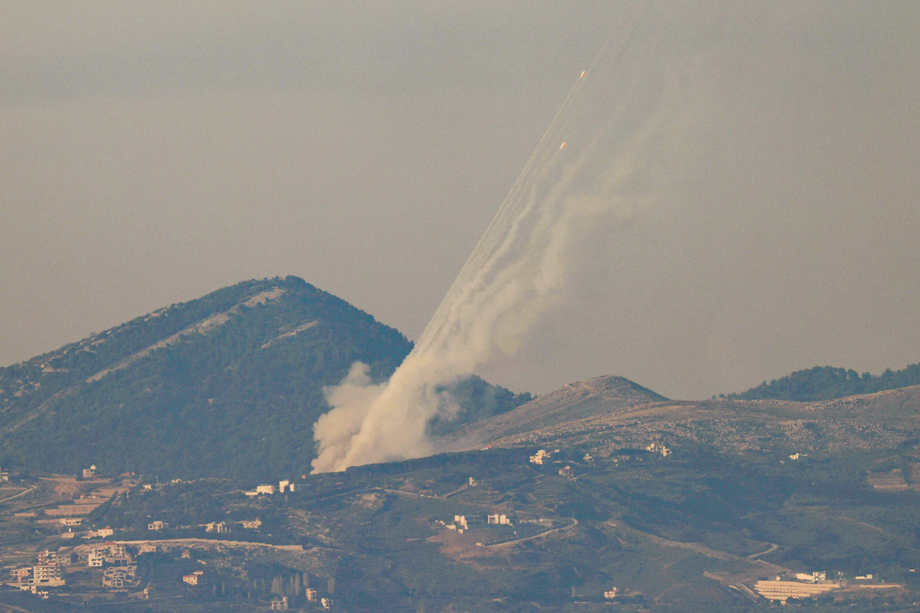 Raketensalven aus dem Südlibanon gegen Israel am 3. März 2026.